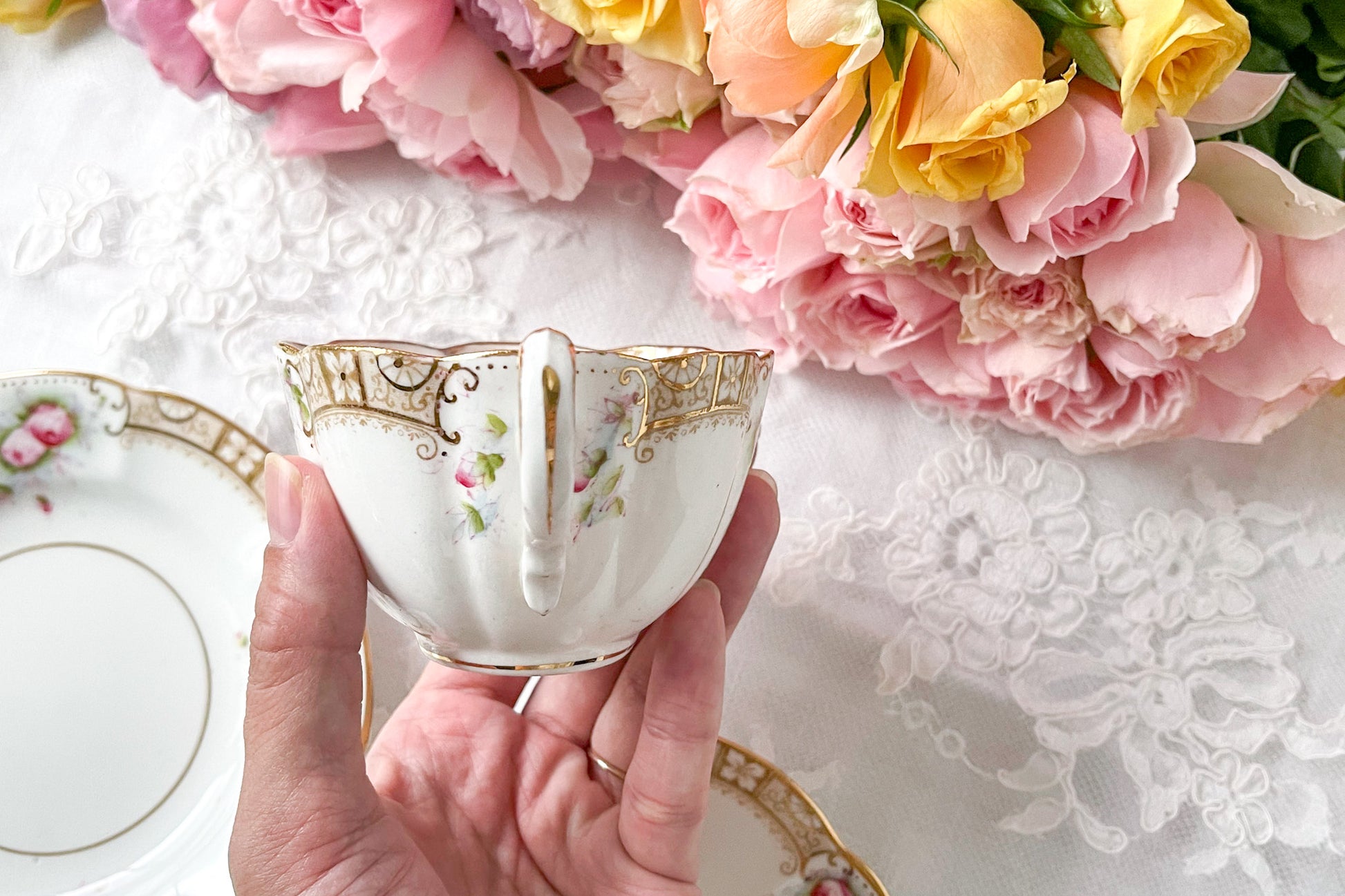 英国ヴィンテージの可愛らしいバラのティートリオ。金彩で描かれた模様も美しいです。Rose Antiquesは英国アンティーク、ヴィンテージ食器をご紹介しています。