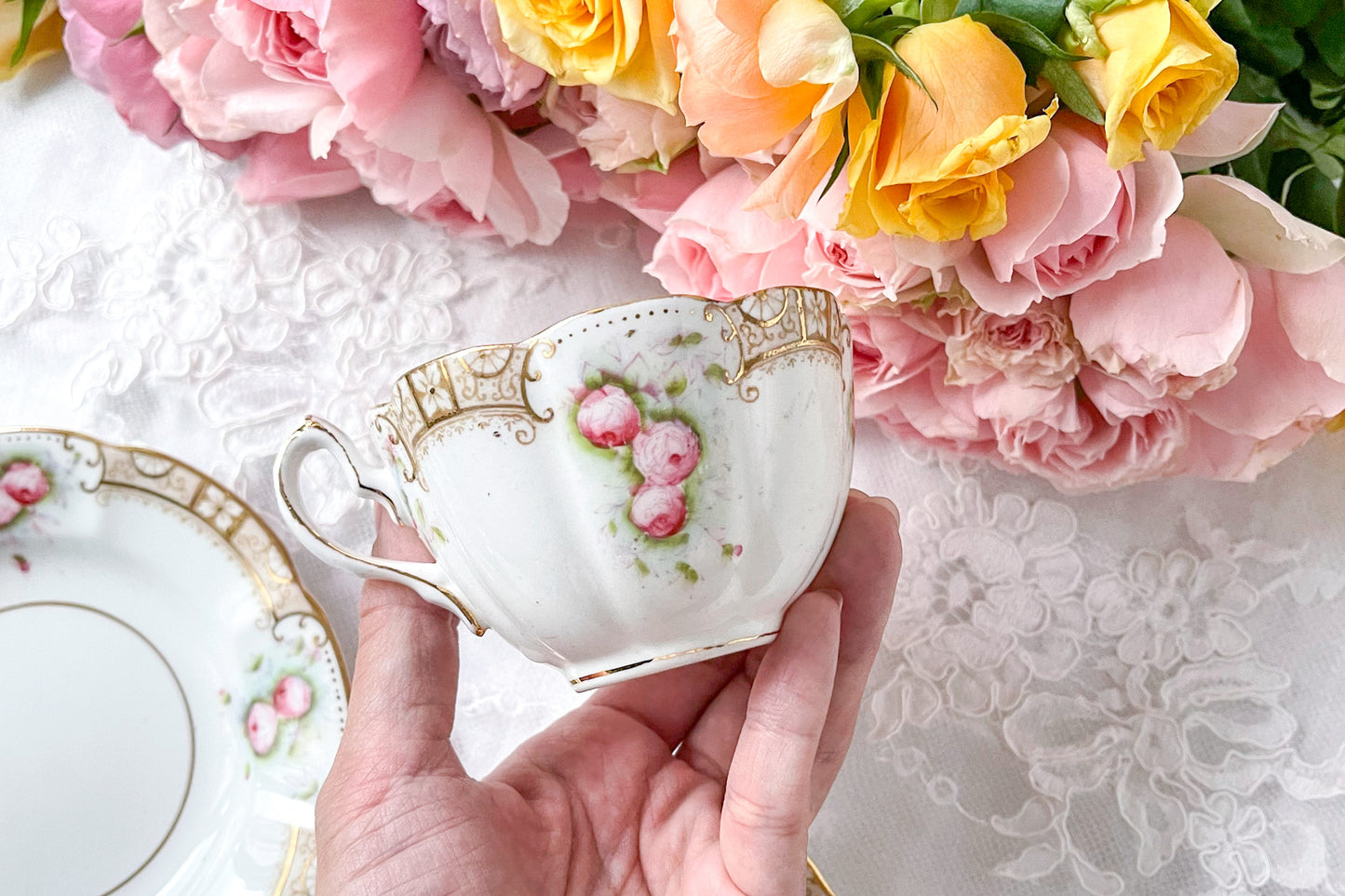 英国ヴィンテージの可愛らしいバラのティートリオ。金彩で描かれた模様も美しいです。Rose Antiquesは英国アンティーク、ヴィンテージ食器をご紹介しています。