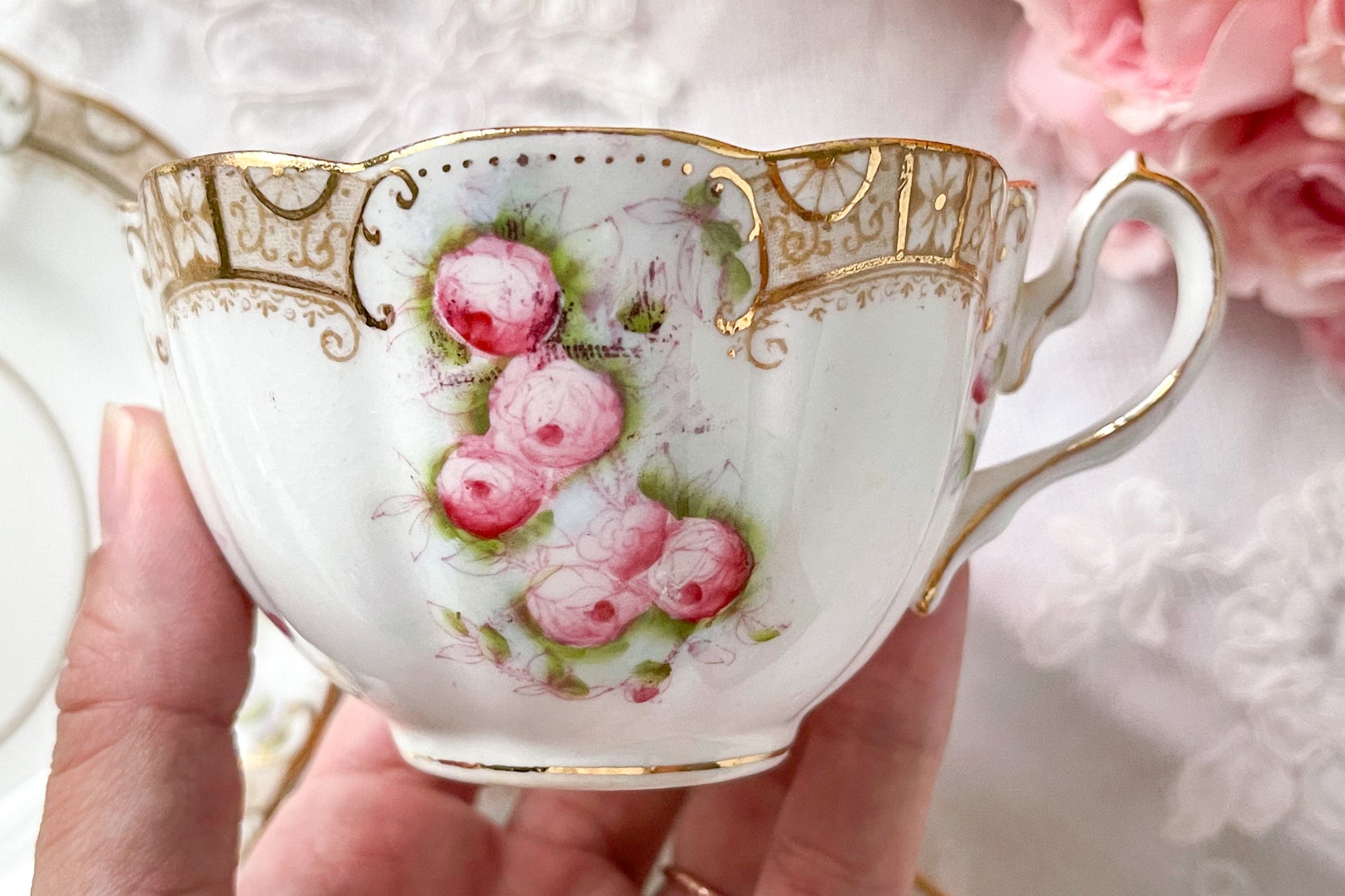 英国ヴィンテージの可愛らしいバラのティートリオ。金彩で描かれた模様も美しいです。Rose Antiquesは英国アンティーク、ヴィンテージ食器をご紹介しています。