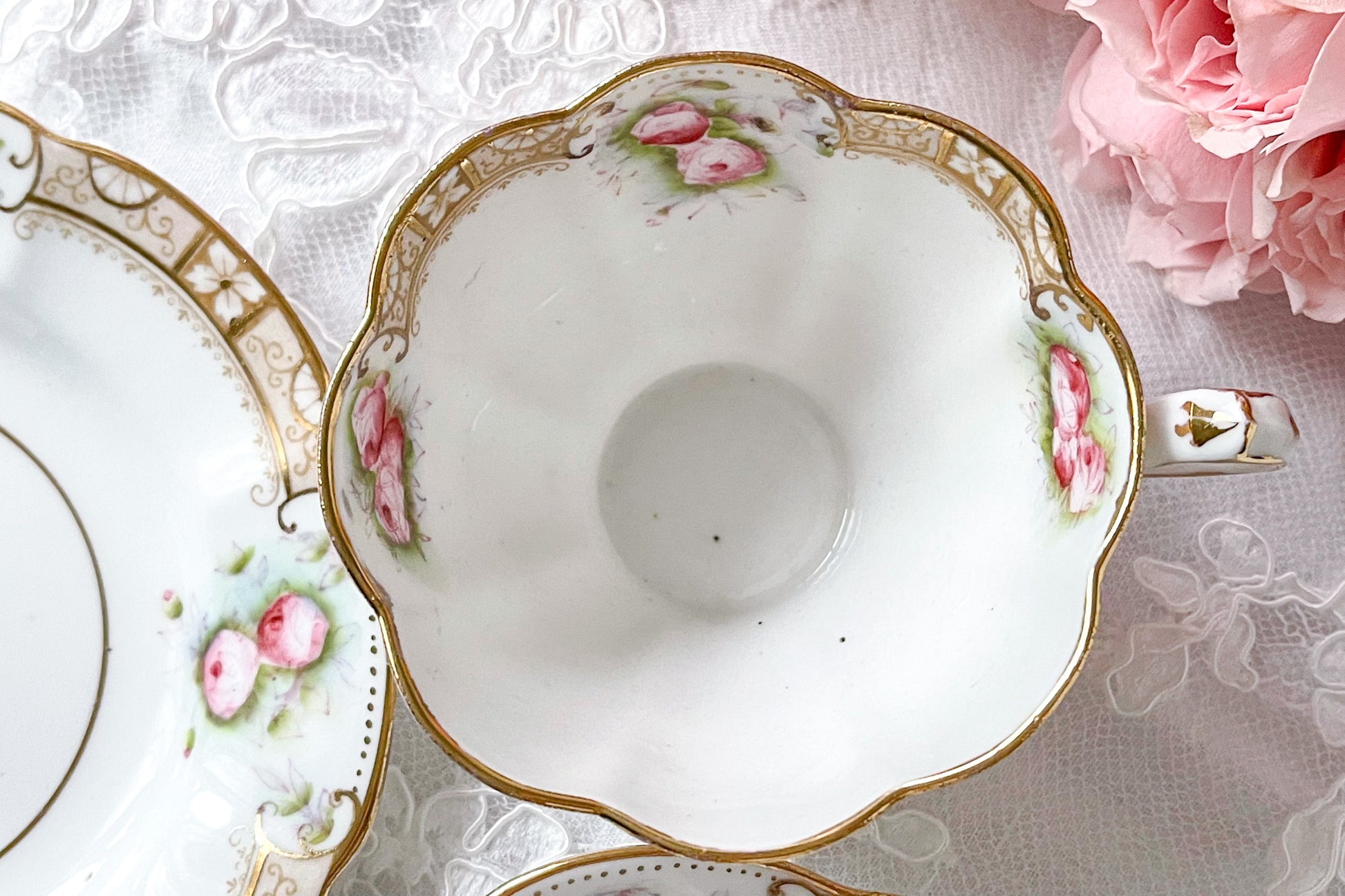 英国ヴィンテージの可愛らしいバラのティートリオ。金彩で描かれた模様も美しいです。Rose Antiquesは英国アンティーク、ヴィンテージ食器をご紹介しています。