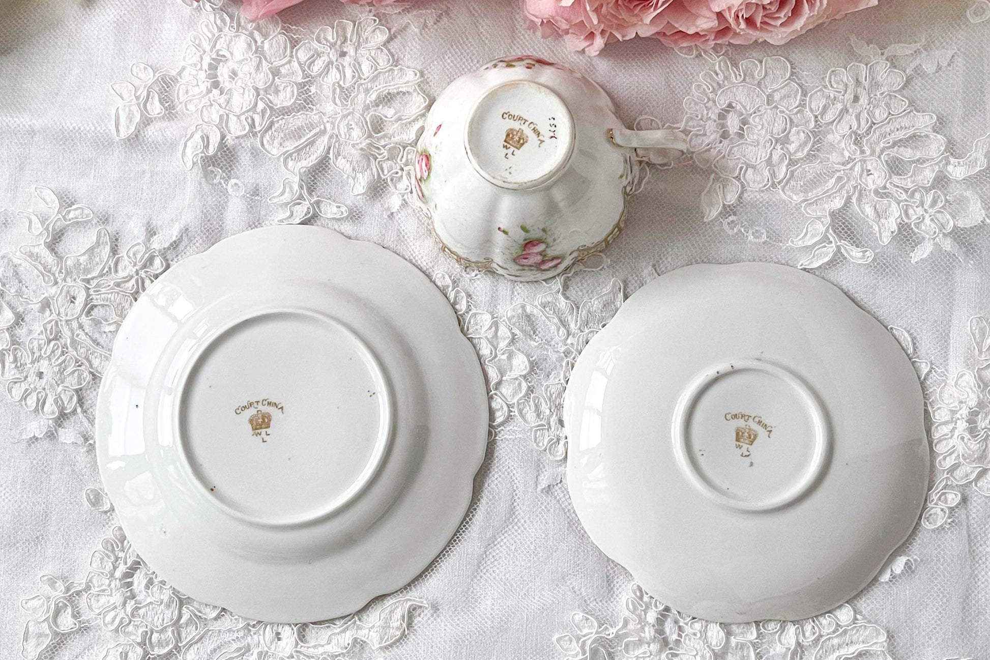 英国ヴィンテージの可愛らしいバラのティートリオ。金彩で描かれた模様も美しいです。Rose Antiquesは英国アンティーク、ヴィンテージ食器をご紹介しています。