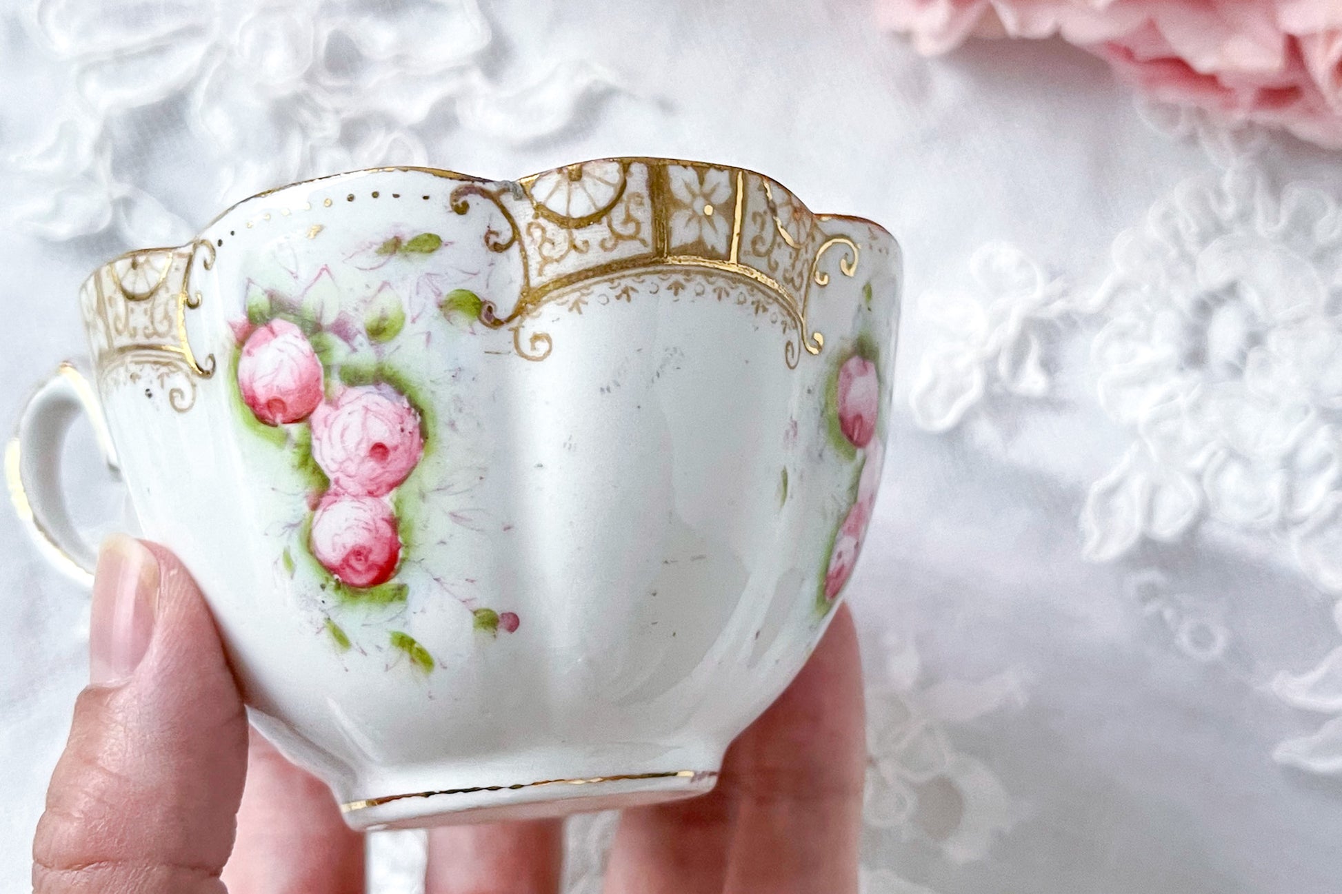 英国ヴィンテージの可愛らしいバラのティートリオ。金彩で描かれた模様も美しいです。Rose Antiquesは英国アンティーク、ヴィンテージ食器をご紹介しています。