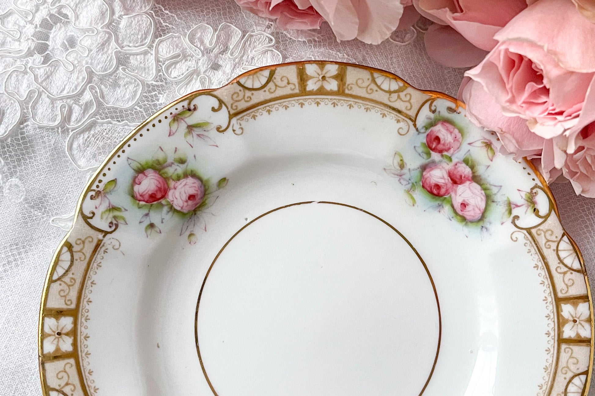 英国ヴィンテージの可愛らしいバラのティートリオ。金彩で描かれた模様も美しいです。Rose Antiquesは英国アンティーク、ヴィンテージ食器をご紹介しています。