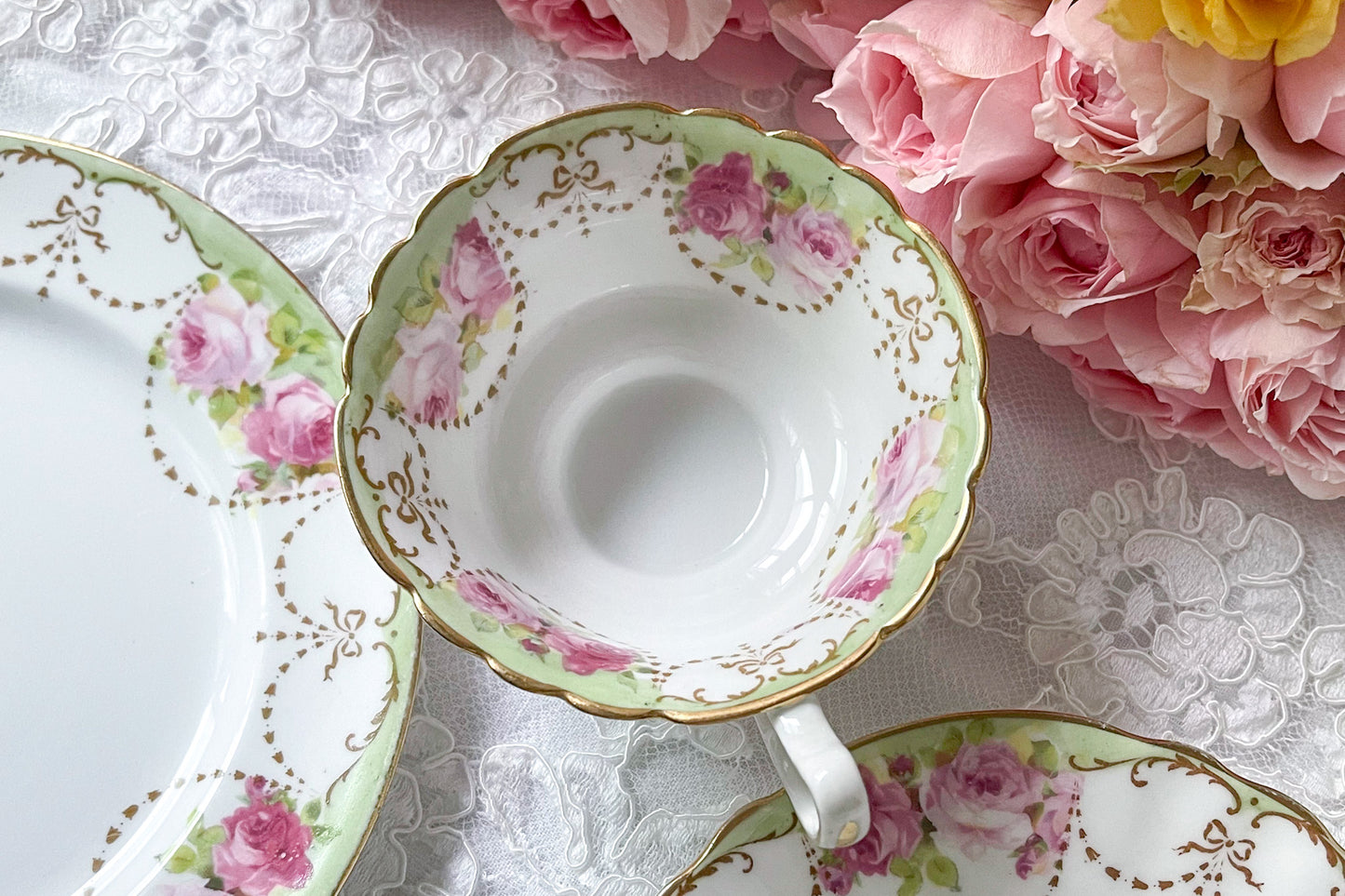 ロイヤルドルトン 薔薇とリボンのティートリオ