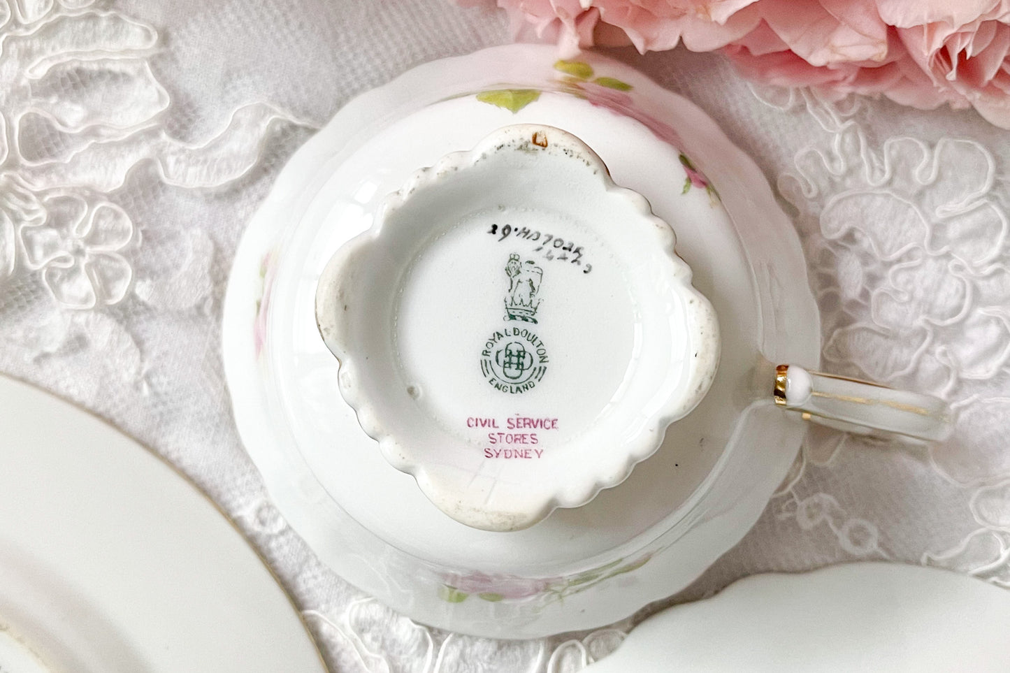 ロイヤルドルトン 薔薇とリボンのティートリオ