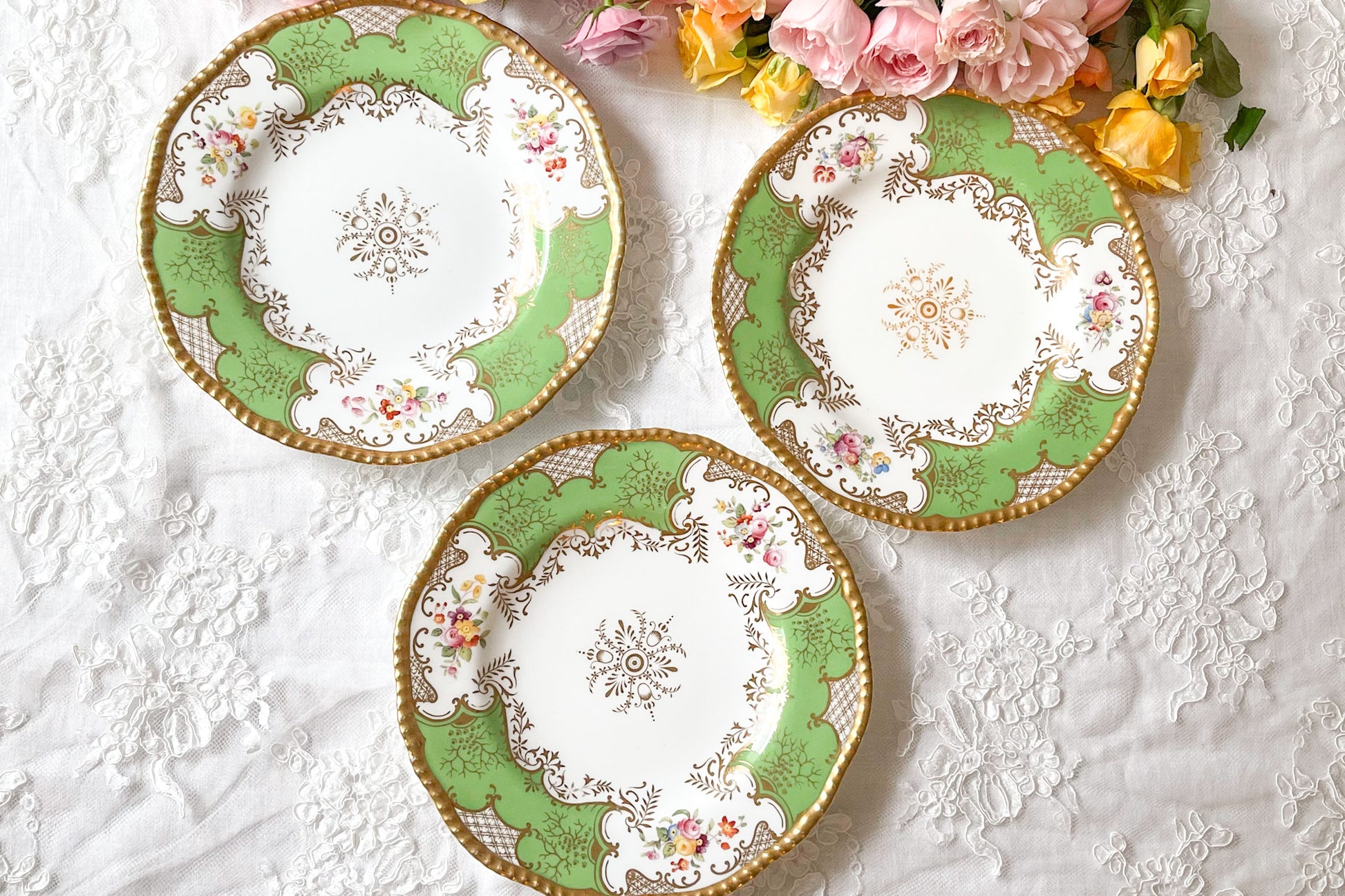 コールポート バットウィングのアンティークプレート。アップルグリーンの優しい色味と金彩の繊細な模様が美しいプレートです。Rose Antiquesは英国アンティーク、ヴィンテージ食器をご紹介しています。