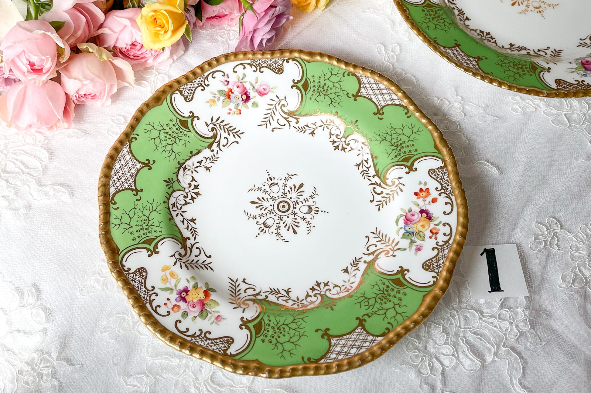 コールポート バットウィングのアンティークプレート。アップルグリーンの優しい色味と金彩の繊細な模様が美しいプレートです。Rose Antiquesは英国アンティーク、ヴィンテージ食器をご紹介しています。
