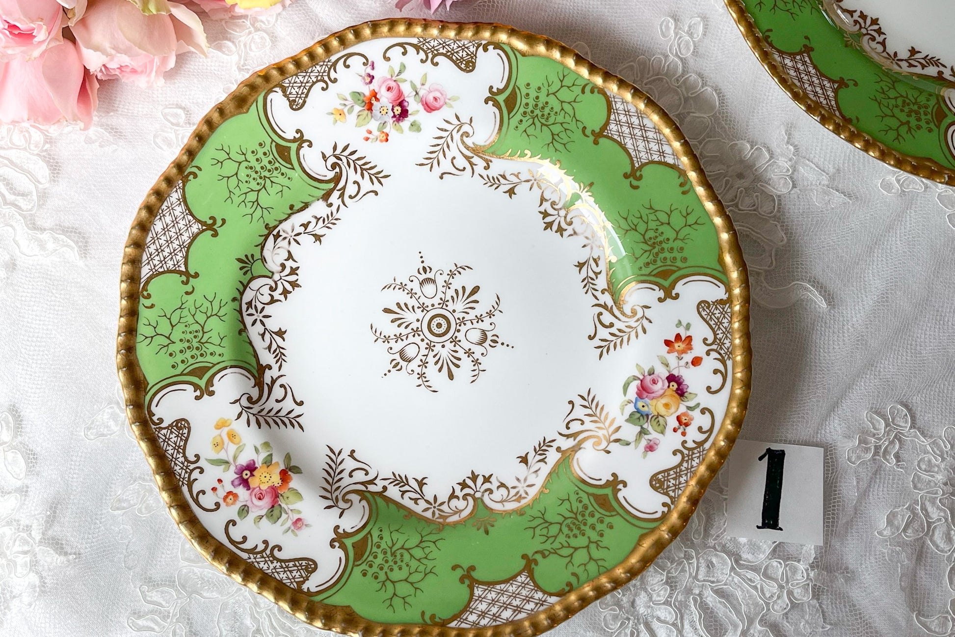 コールポート バットウィングのアンティークプレート。アップルグリーンの優しい色味と金彩の繊細な模様が美しいプレートです。Rose Antiquesは英国アンティーク、ヴィンテージ食器をご紹介しています。