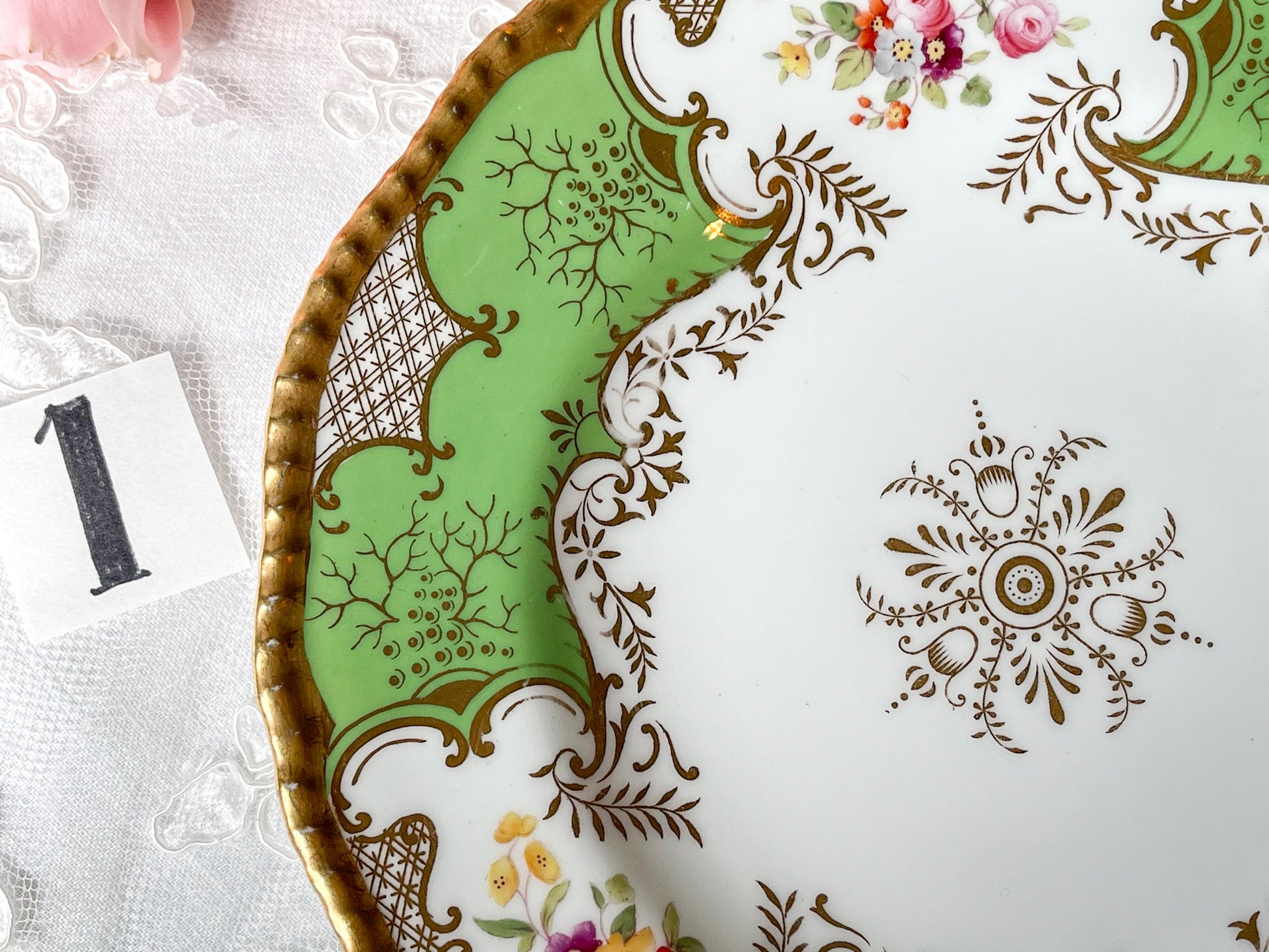 コールポート バットウィングのアンティークプレート。アップルグリーンの優しい色味と金彩の繊細な模様が美しいプレートです。Rose Antiquesは英国アンティーク、ヴィンテージ食器をご紹介しています。