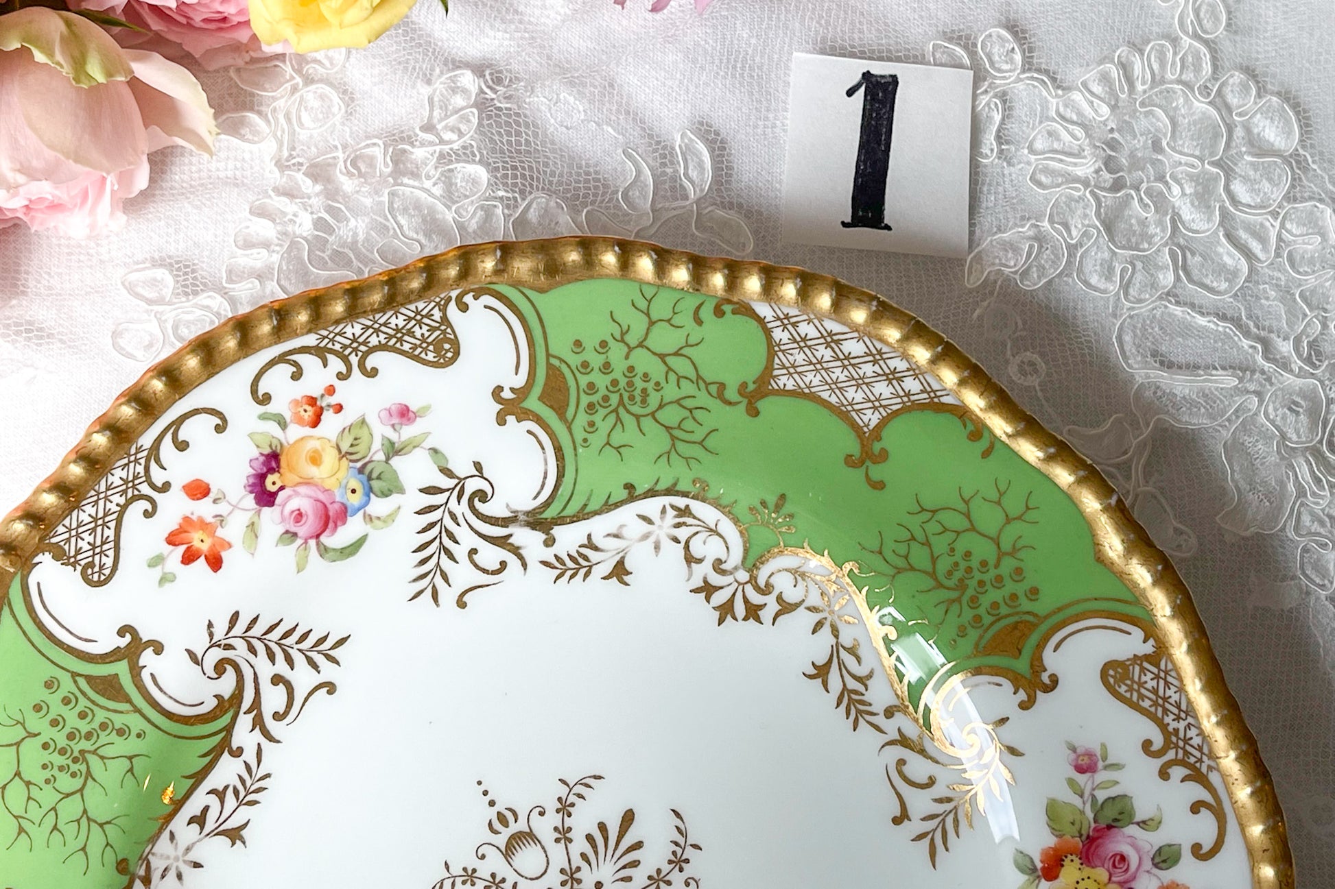 コールポート バットウィングのアンティークプレート。アップルグリーンの優しい色味と金彩の繊細な模様が美しいプレートです。Rose Antiquesは英国アンティーク、ヴィンテージ食器をご紹介しています。