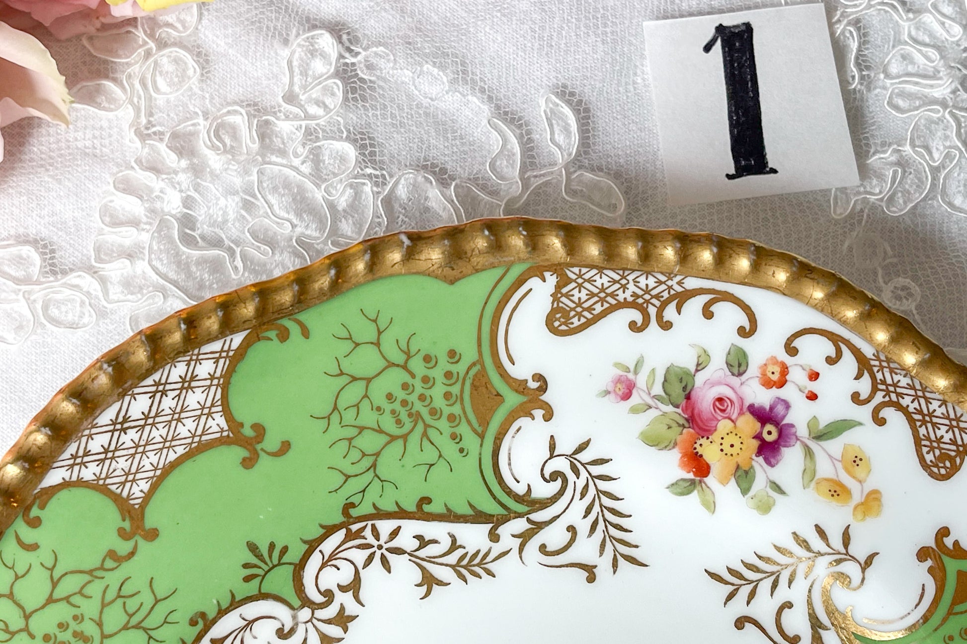 コールポート バットウィングのアンティークプレート。アップルグリーンの優しい色味と金彩の繊細な模様が美しいプレートです。Rose Antiquesは英国アンティーク、ヴィンテージ食器をご紹介しています。