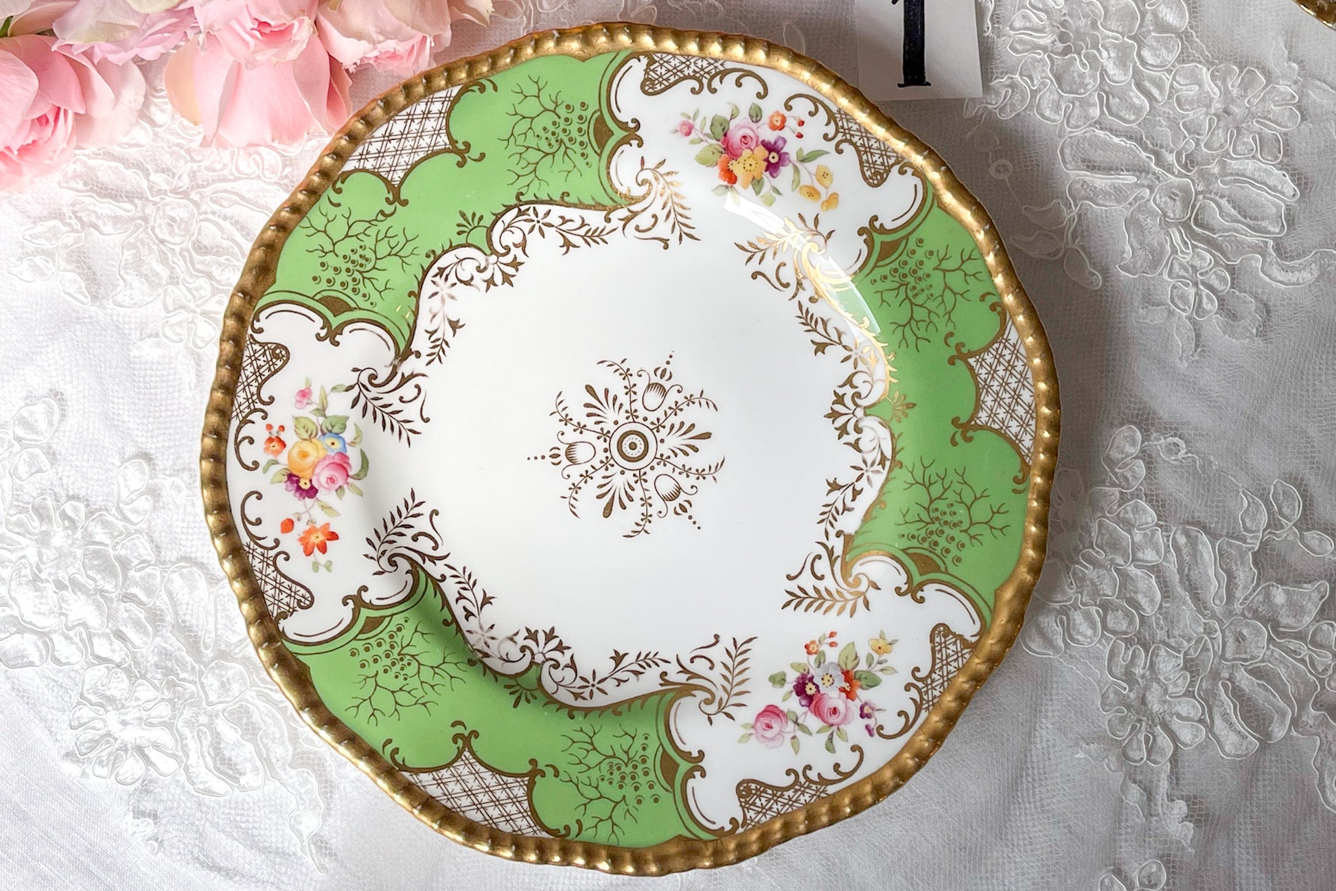 コールポート バットウィングのアンティークプレート。アップルグリーンの優しい色味と金彩の繊細な模様が美しいプレートです。Rose Antiquesは英国アンティーク、ヴィンテージ食器をご紹介しています。