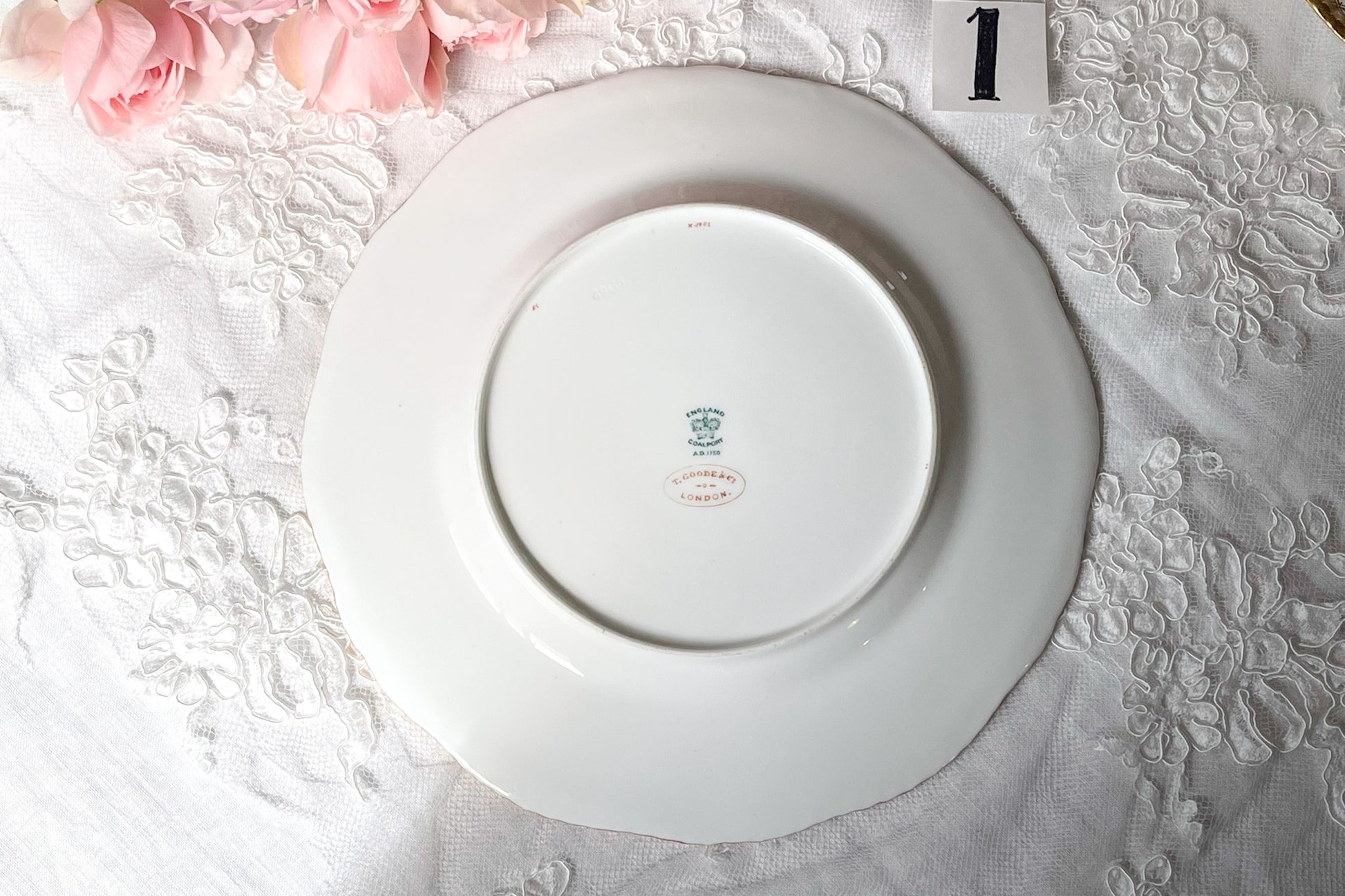 コールポート バットウィングのアンティークプレート。アップルグリーンの優しい色味と金彩の繊細な模様が美しいプレートです。Rose Antiquesは英国アンティーク、ヴィンテージ食器をご紹介しています。