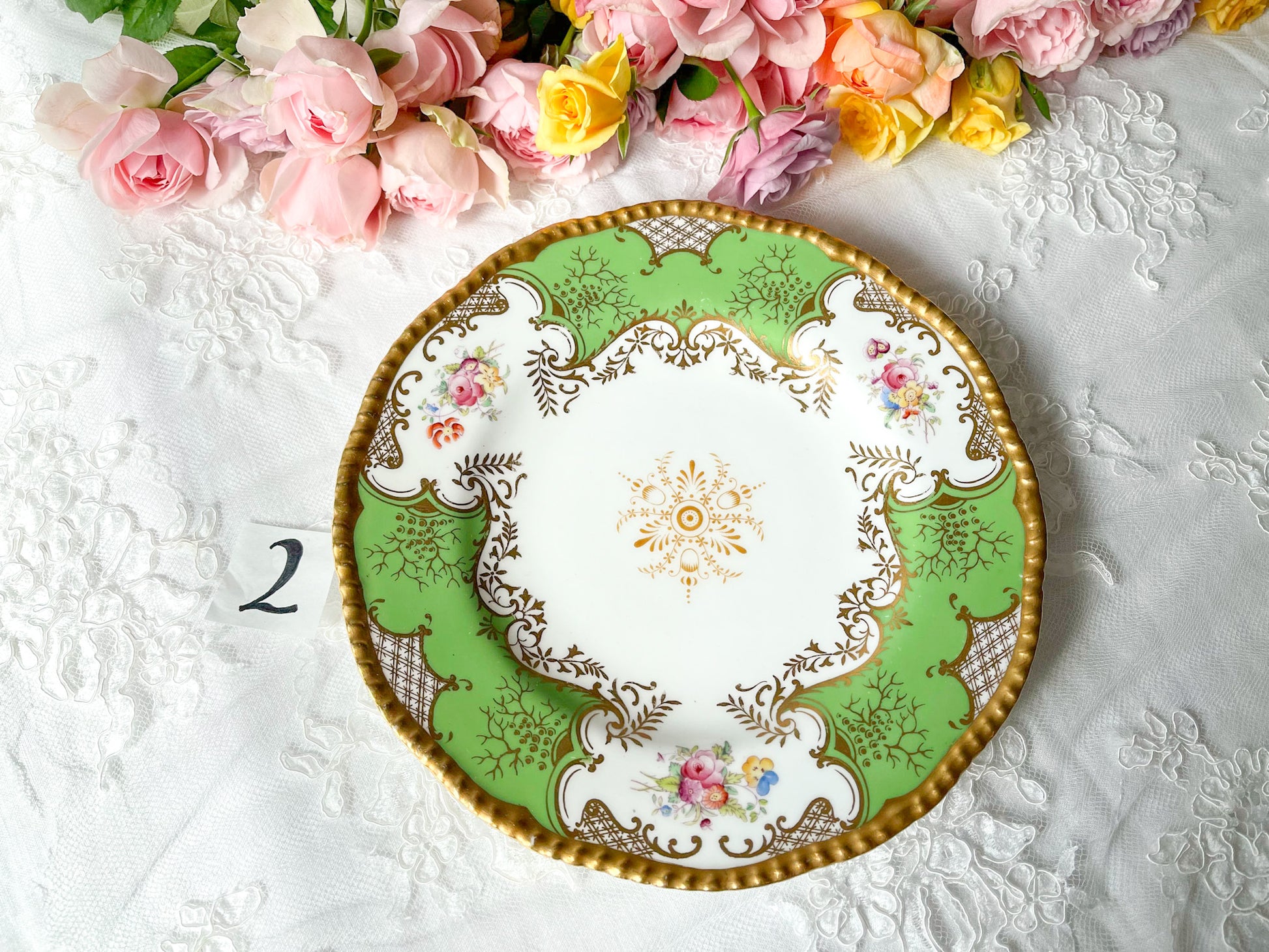 コールポート バットウィングのアンティークプレート。アップルグリーンの優しい色味と金彩の繊細な模様が美しいプレートです。Rose Antiquesは英国アンティーク、ヴィンテージ食器をご紹介しています。