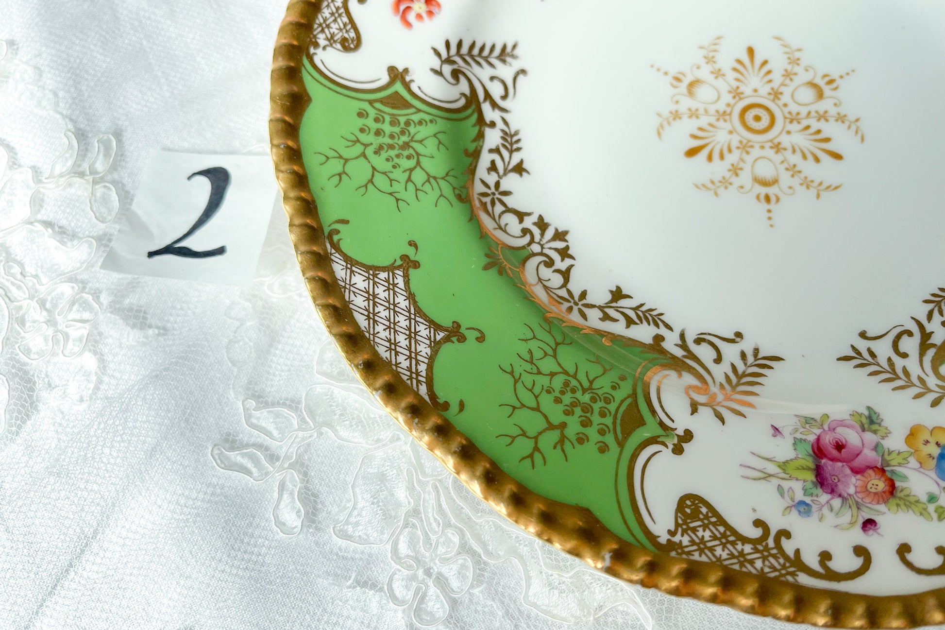 コールポート バットウィングのアンティークプレート。アップルグリーンの優しい色味と金彩の繊細な模様が美しいプレートです。Rose Antiquesは英国アンティーク、ヴィンテージ食器をご紹介しています。