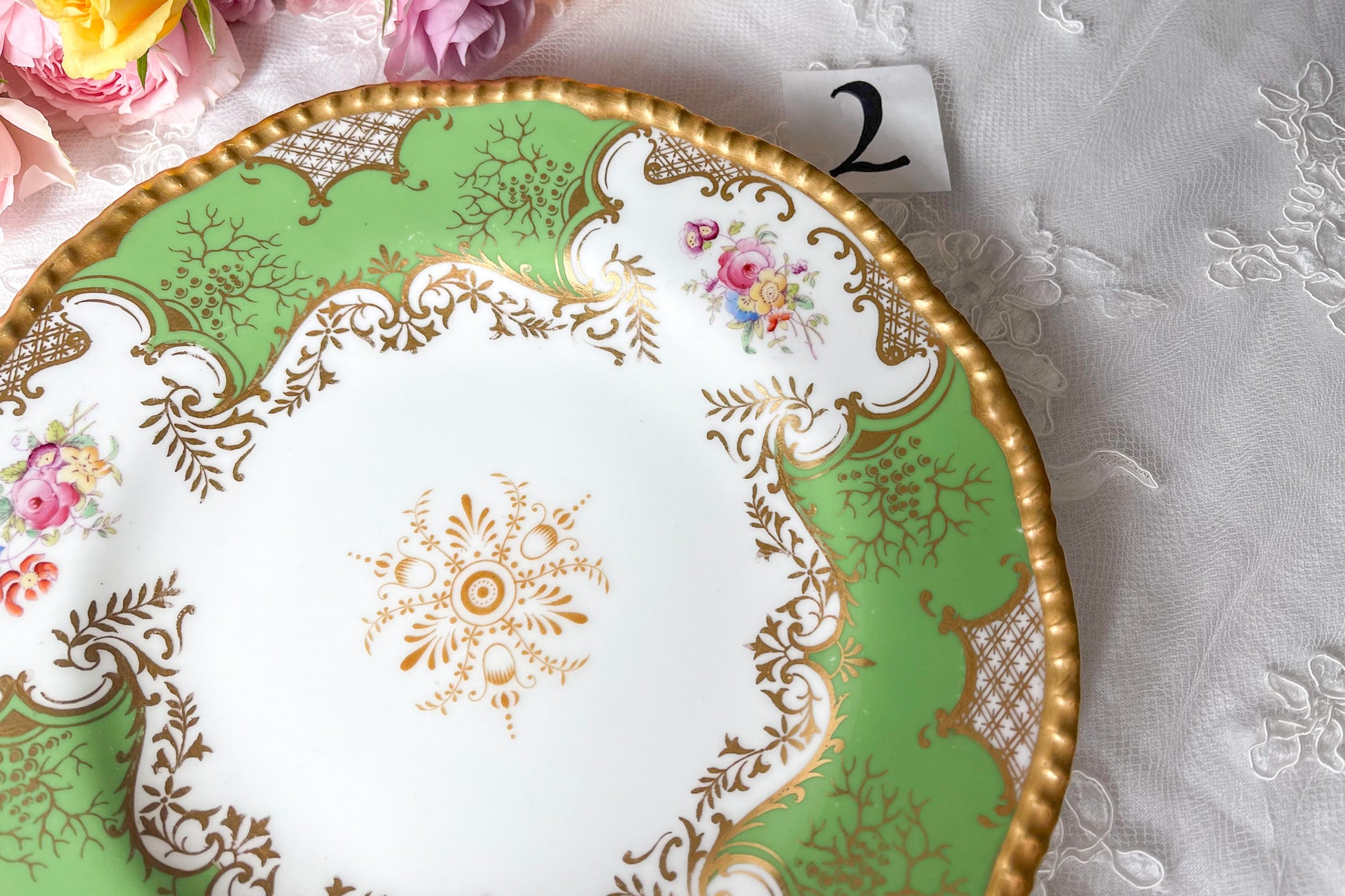 コールポート バットウィングのアンティークプレート。アップルグリーンの優しい色味と金彩の繊細な模様が美しいプレートです。Rose Antiquesは英国アンティーク、ヴィンテージ食器をご紹介しています。