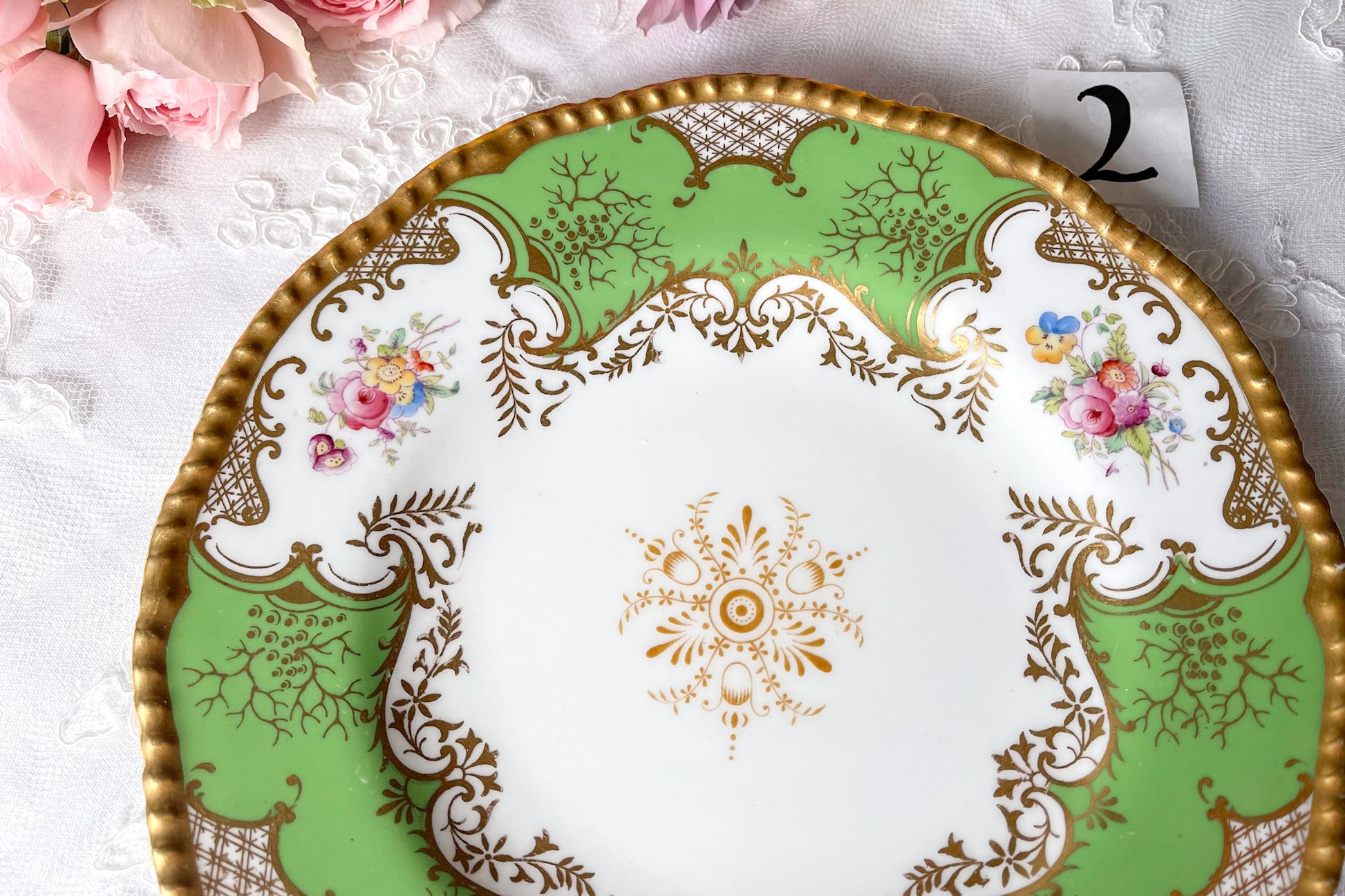 コールポート バットウィングのアンティークプレート。アップルグリーンの優しい色味と金彩の繊細な模様が美しいプレートです。Rose Antiquesは英国アンティーク、ヴィンテージ食器をご紹介しています。
