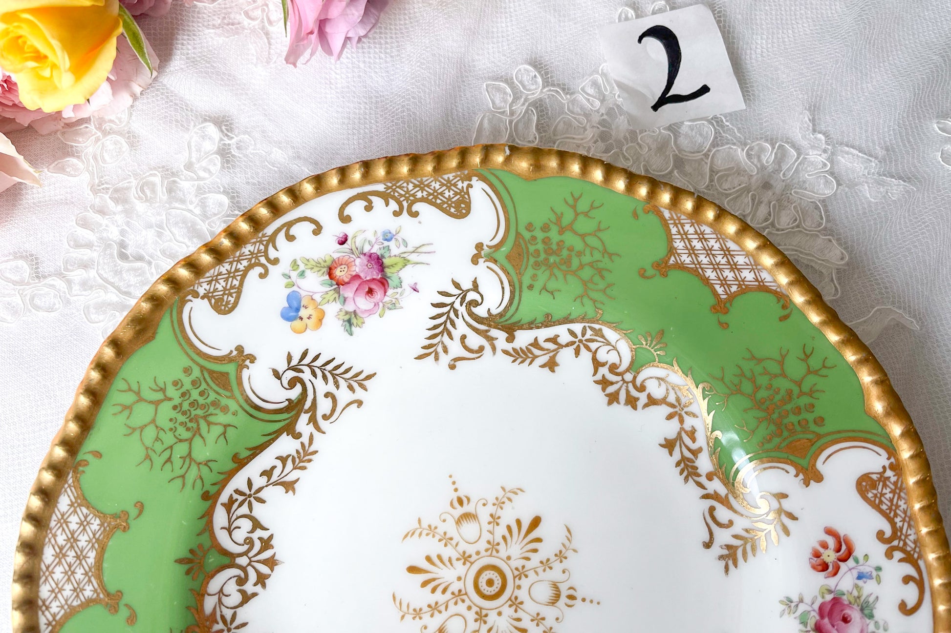 コールポート バットウィングのアンティークプレート。アップルグリーンの優しい色味と金彩の繊細な模様が美しいプレートです。Rose Antiquesは英国アンティーク、ヴィンテージ食器をご紹介しています。