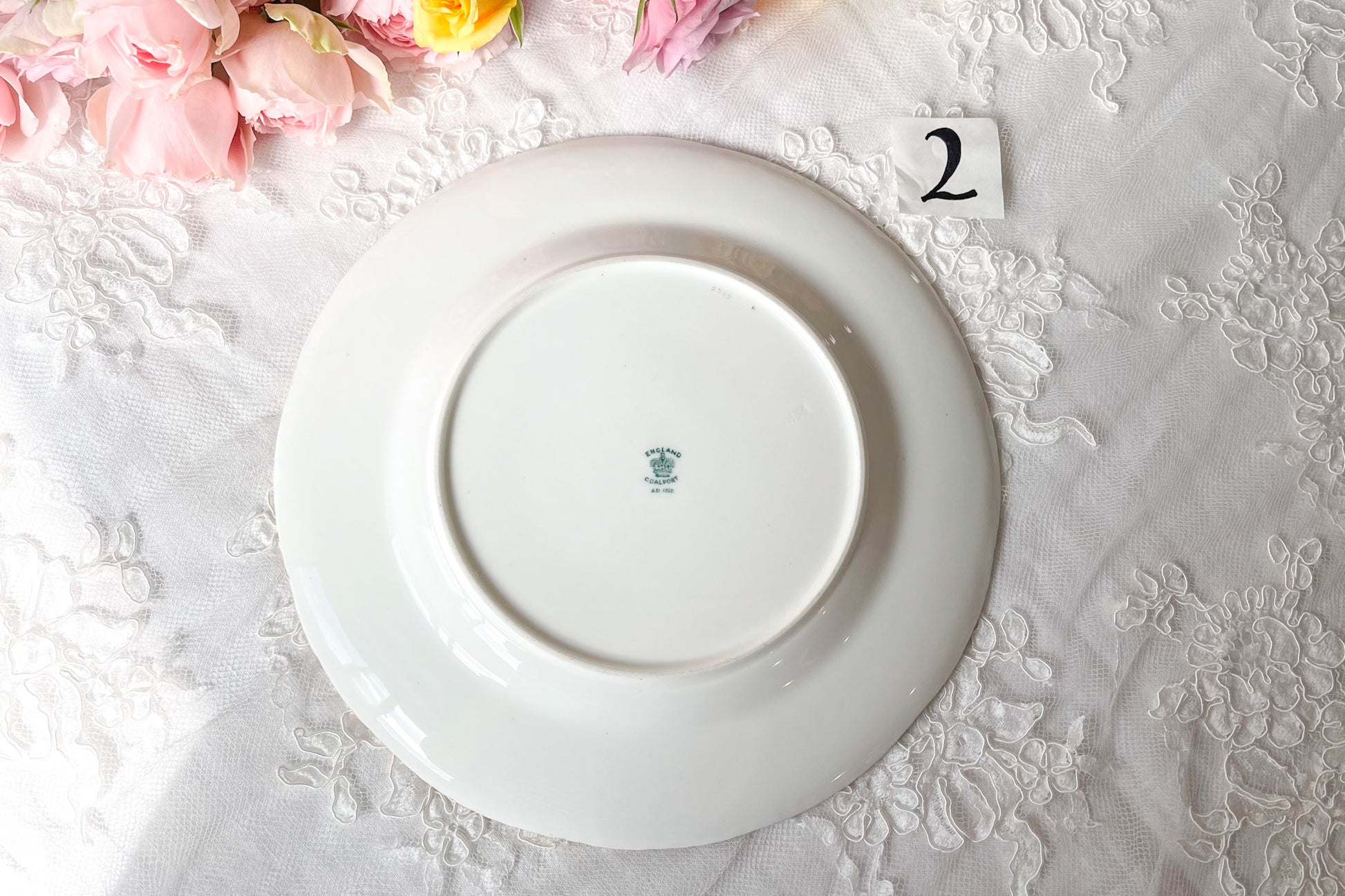 コールポート バットウィングのアンティークプレート。アップルグリーンの優しい色味と金彩の繊細な模様が美しいプレートです。Rose Antiquesは英国アンティーク、ヴィンテージ食器をご紹介しています。