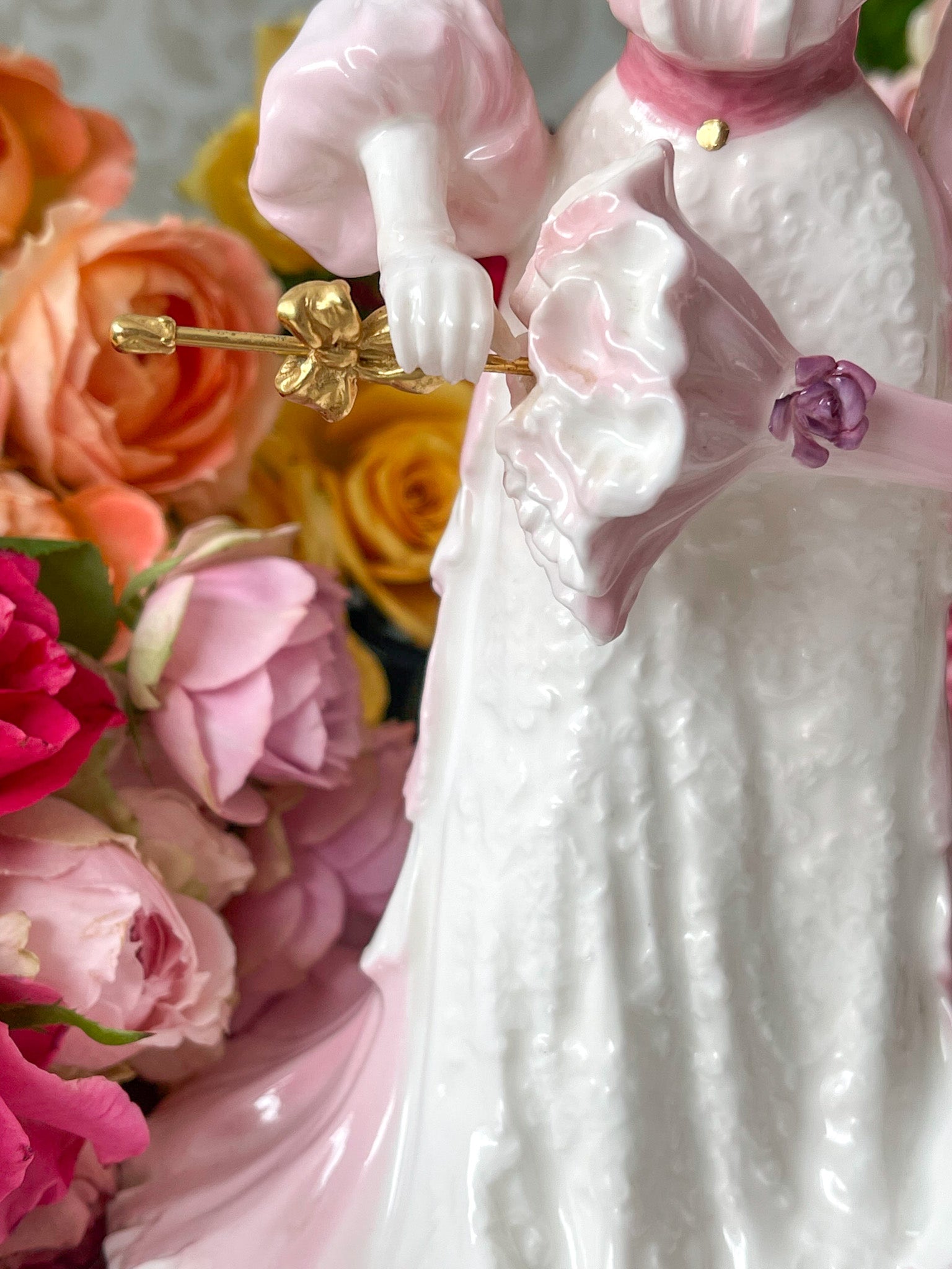 コールポートの美しいフィギュリン。フィギュリンは陶器で作られた人形です。ハンドペイントで絵付され、一つ一つ表情が異なります。