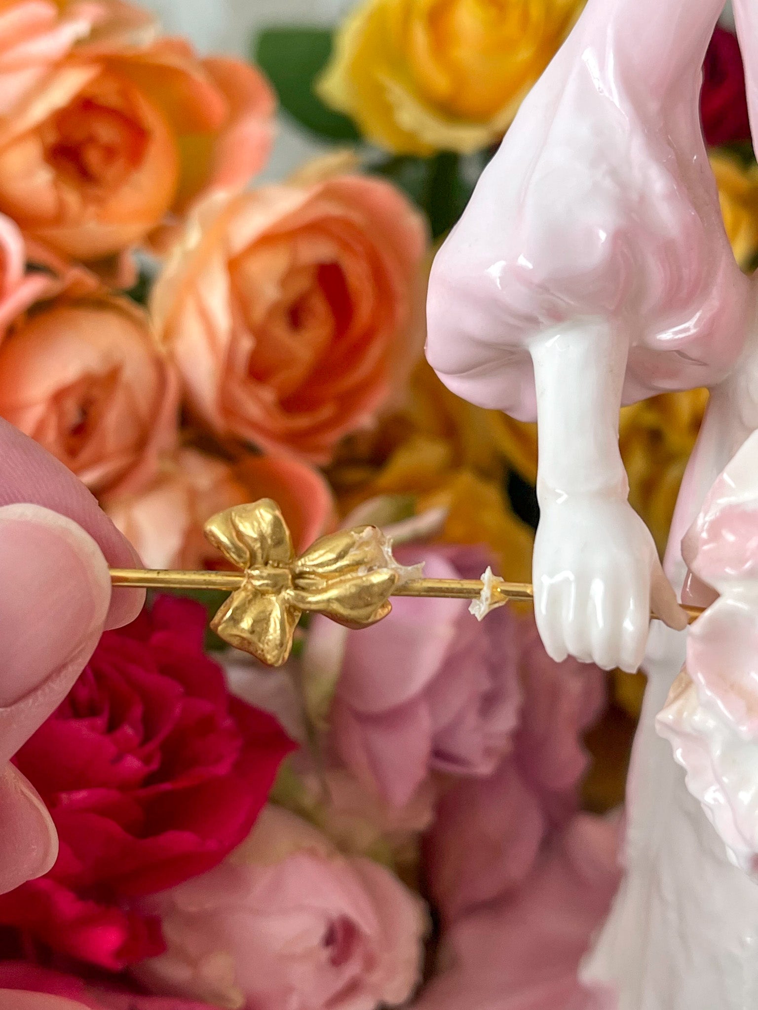 コールポートの美しいフィギュリン。フィギュリンは陶器で作られた人形です。ハンドペイントで絵付され、一つ一つ表情が異なります。