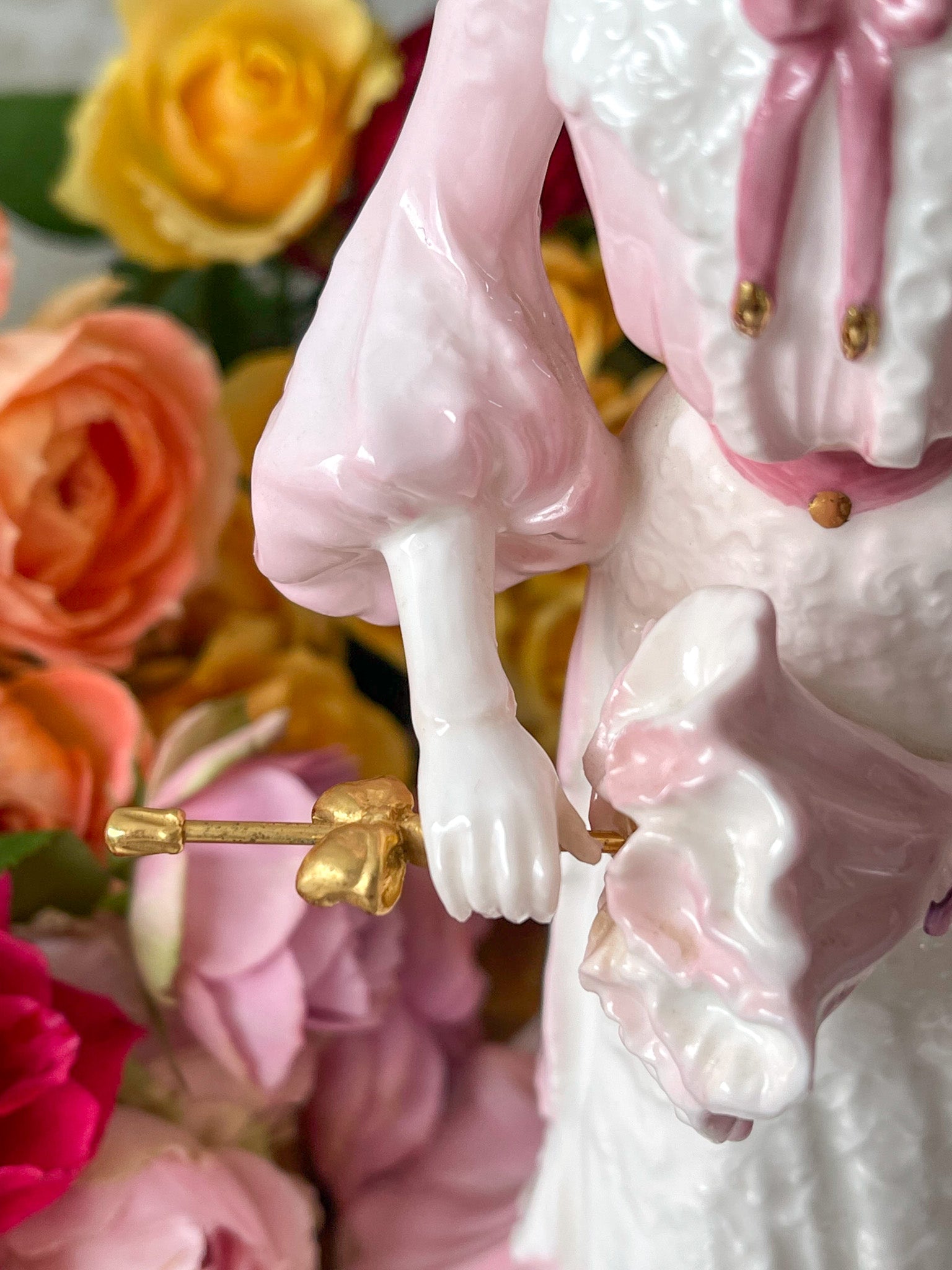 コールポートの美しいフィギュリン。フィギュリンは陶器で作られた人形です。ハンドペイントで絵付され、一つ一つ表情が異なります。