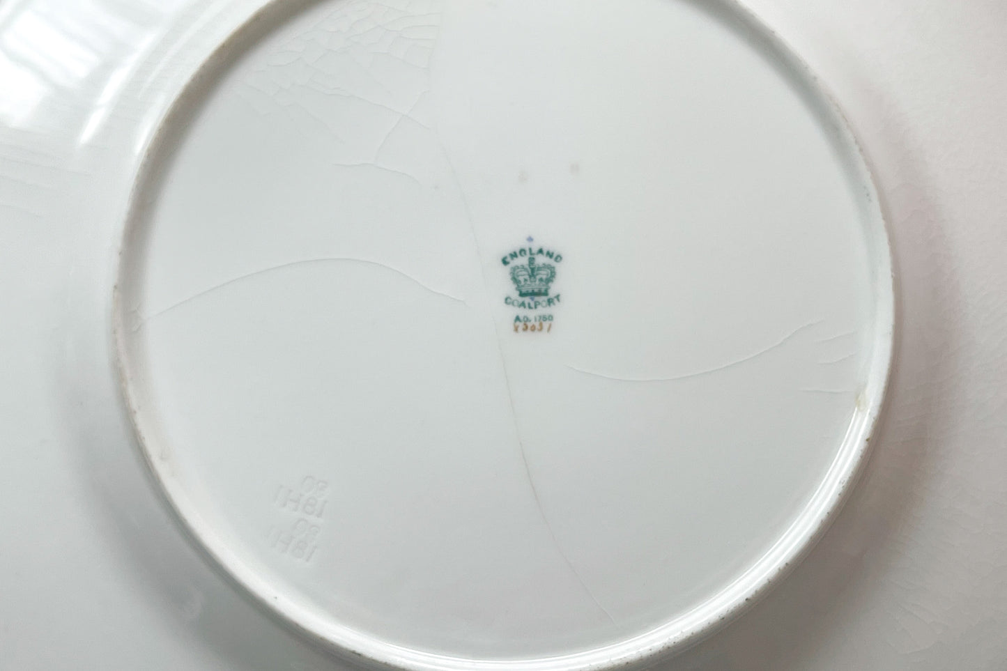コールポートの美しいアンティークプレート。豪華な金彩にハンドペイントで描かれた薔薇のお花が大変美しいお品です。