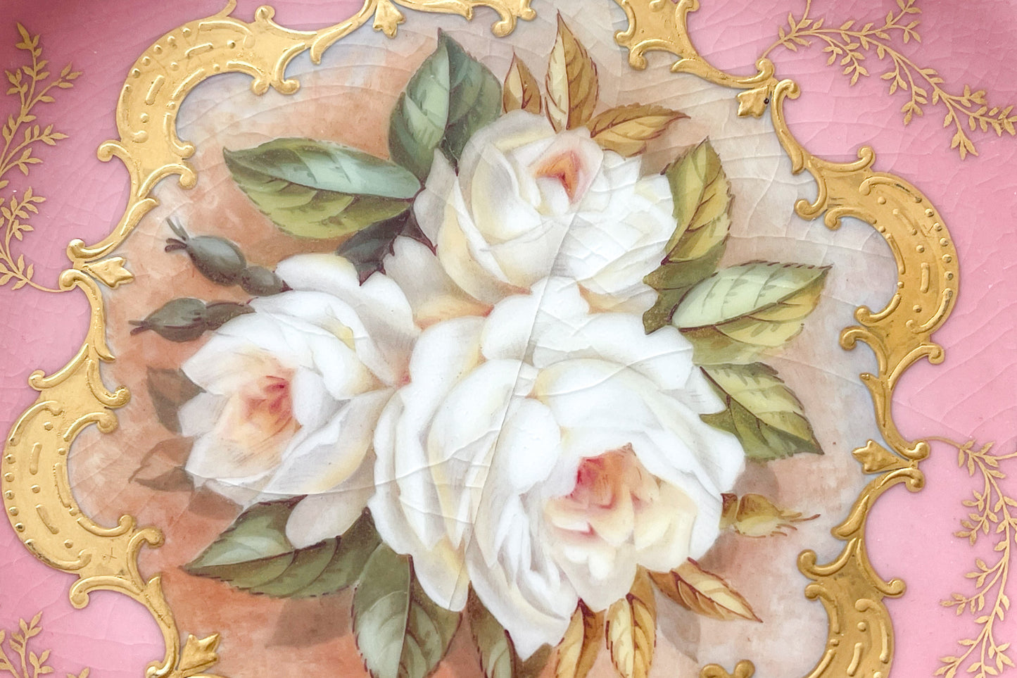 コールポートの美しいアンティークプレート。豪華な金彩にハンドペイントで描かれた薔薇のお花が大変美しいお品です。