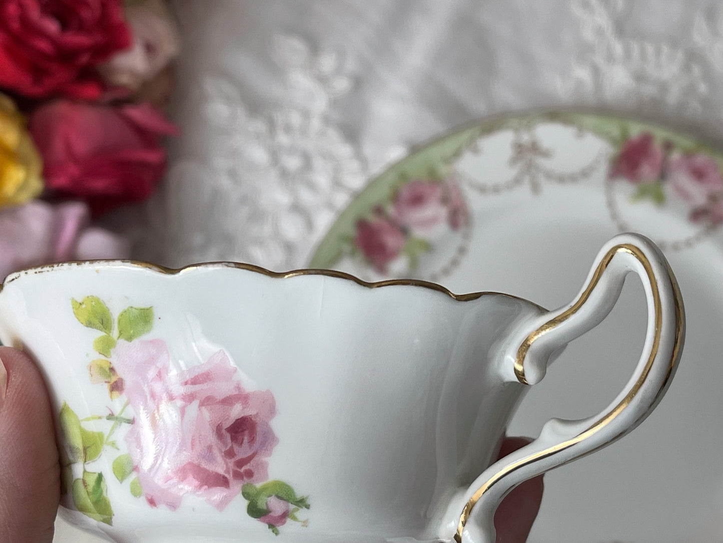 ロイヤルドルトン 薔薇とリボンのティートリオ