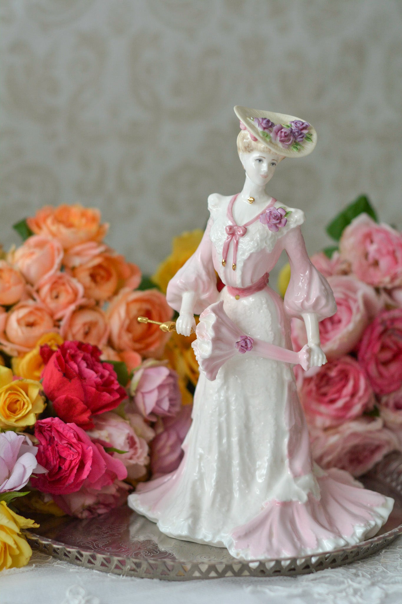 コールポートの美しいフィギュリン。フィギュリンは陶器で作られた人形です。ハンドペイントで絵付され、一つ一つ表情が異なります。