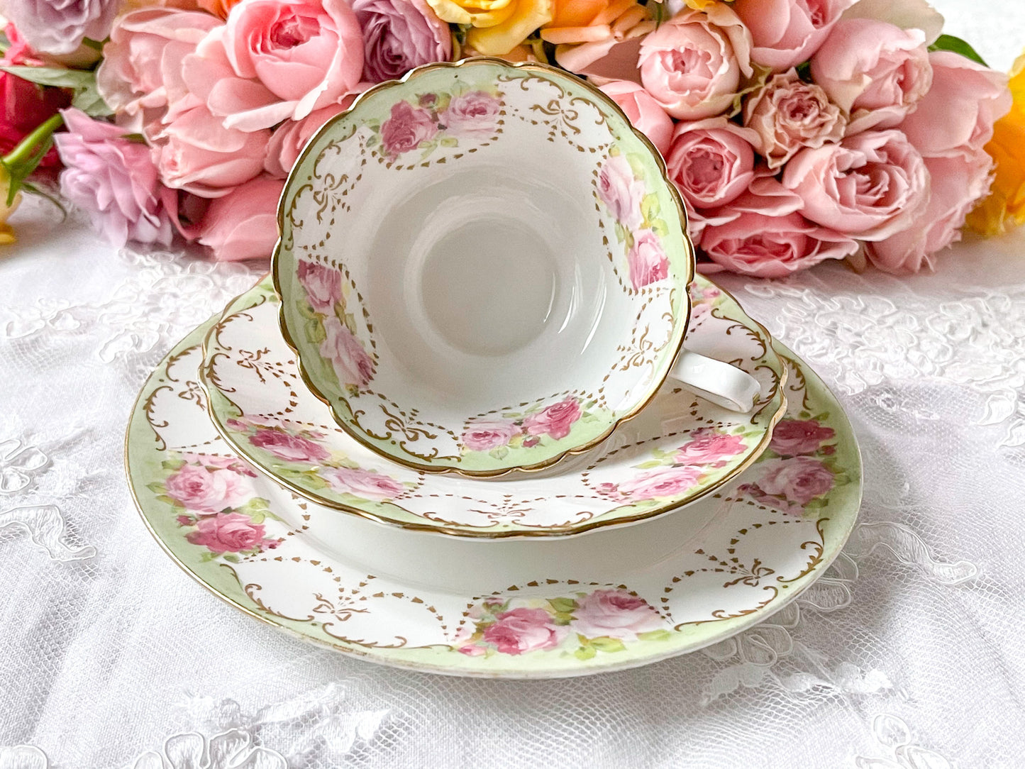 ロイヤルドルトン 薔薇とリボンのティートリオ