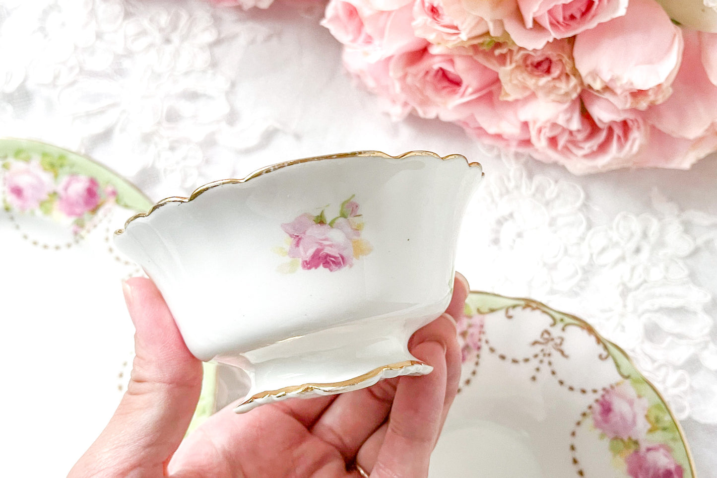 ロイヤルドルトン 薔薇とリボンのティートリオ