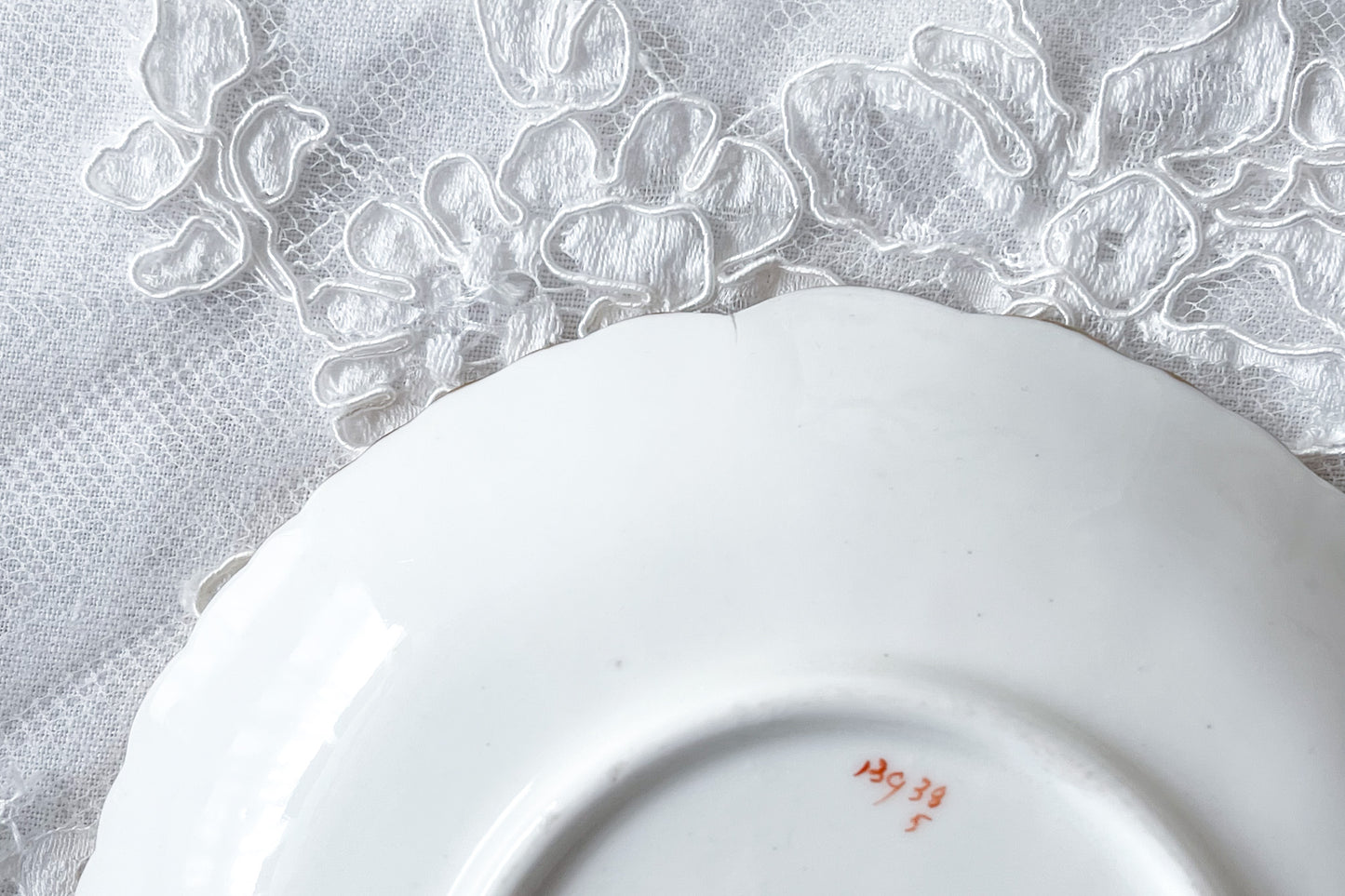 英国アンティーク、ハマースレイの貴重なハンドペイントのティートリオです。ブルーのリボンに薔薇と忘れな草のガーランドがとても可愛らしいです。