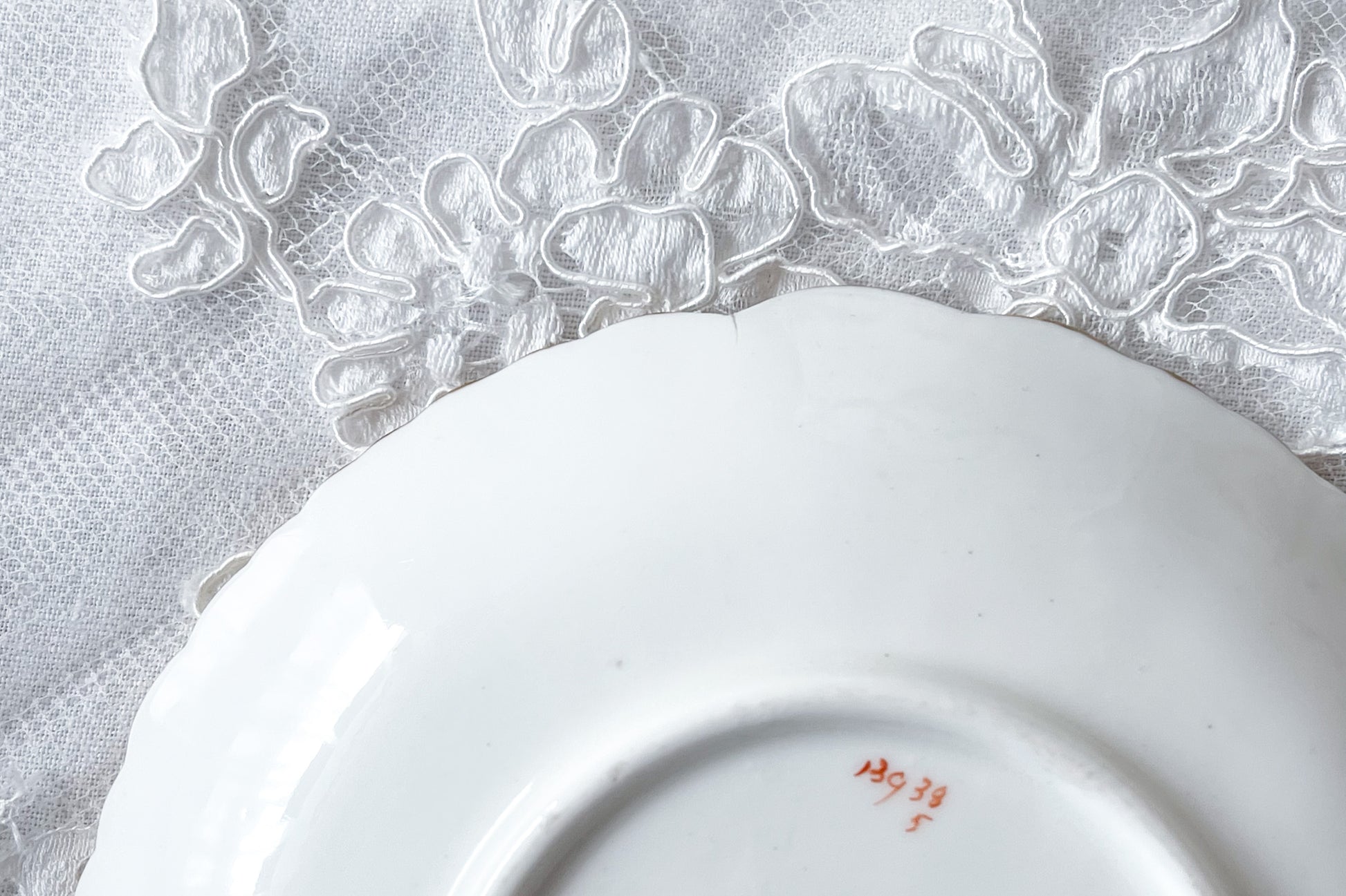 英国アンティーク、ハマースレイの貴重なハンドペイントのティートリオです。ブルーのリボンに薔薇と忘れな草のガーランドがとても可愛らしいです。