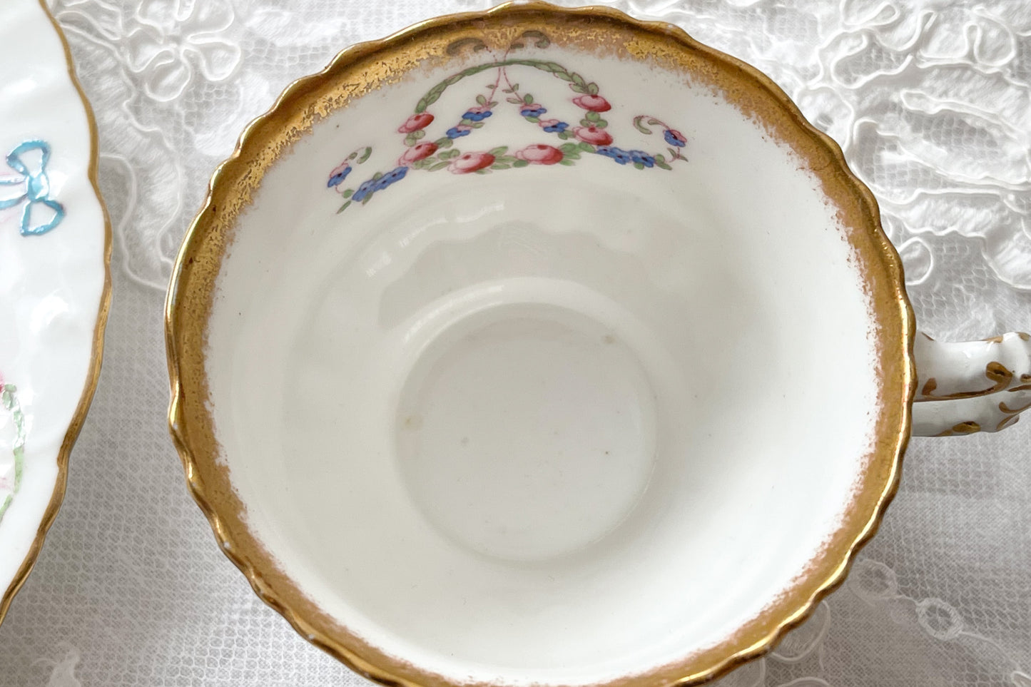 英国アンティーク、ハマースレイの貴重なハンドペイントのティートリオです。ブルーのリボンに薔薇と忘れな草のガーランドがとても可愛らしいです。