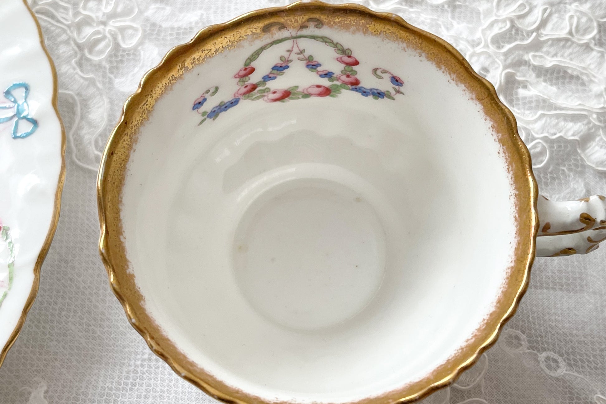 英国アンティーク、ハマースレイの貴重なハンドペイントのティートリオです。ブルーのリボンに薔薇と忘れな草のガーランドがとても可愛らしいです。