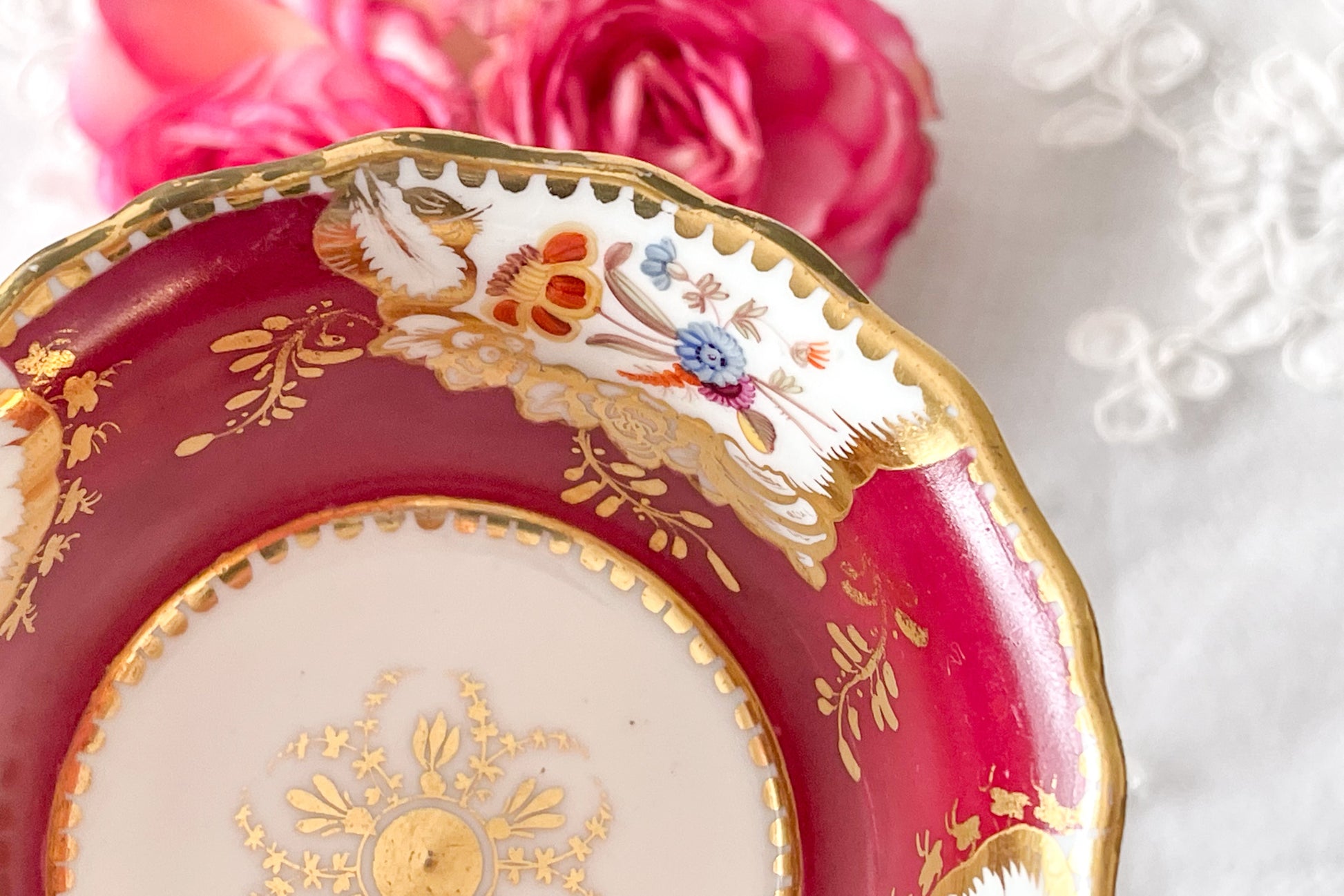 19世紀のアンティークカップ&ソーサー。マルーンレッドのお色が大変美しいです。ハンドペイントで花々が生き生きと描かれていて、金彩の模様も大変美しいお品です。