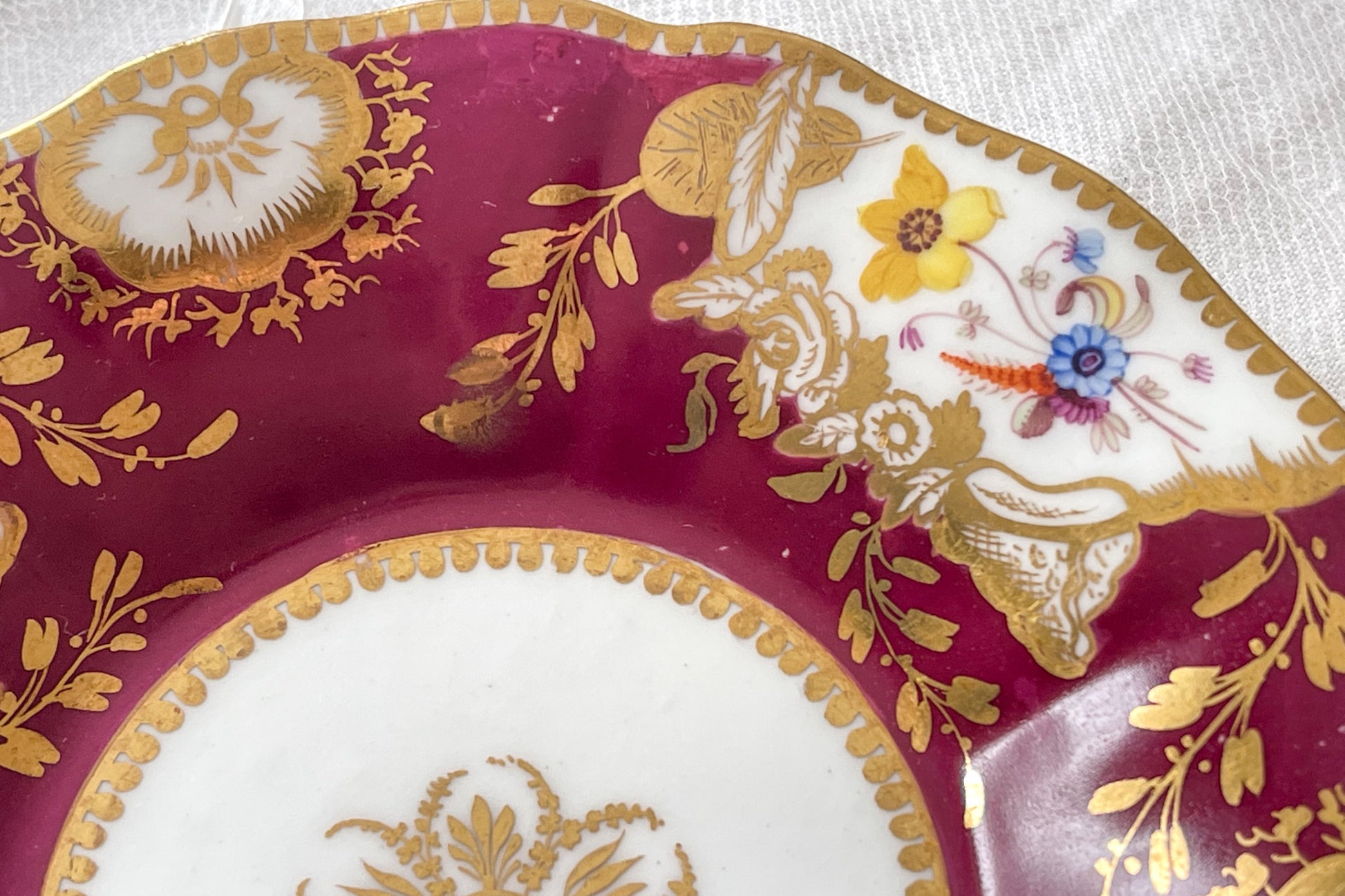 19世紀のアンティークカップ&ソーサー。マルーンレッドのお色が大変美しいです。ハンドペイントで花々が生き生きと描かれていて、金彩の模様も大変美しいお品です。