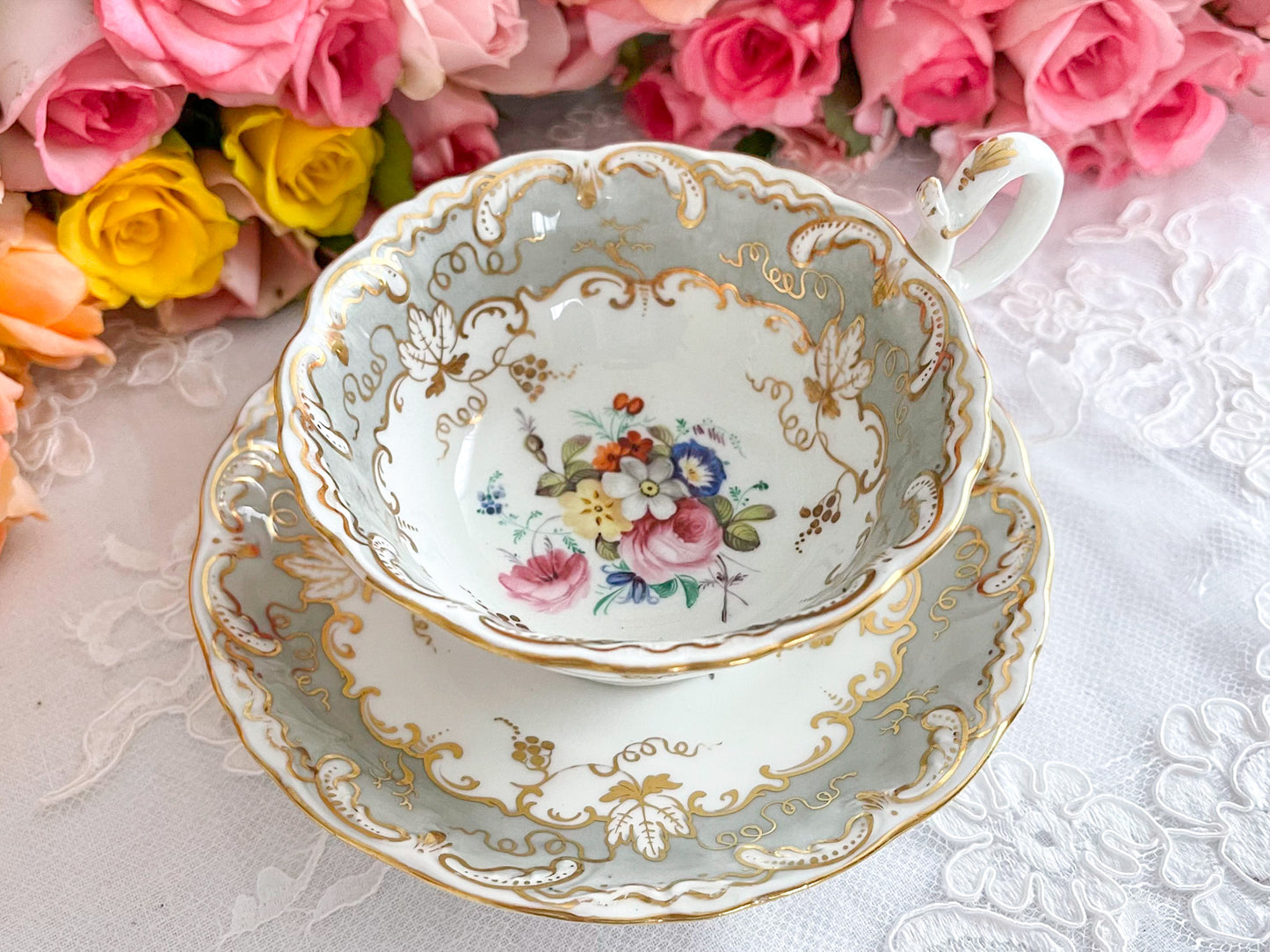 コールポートのロココリバイバルのアンティークカップ。ハンドペイントで描かれた花々が美しいです。Rose Antiquesは厳選した英国アンティーク磁器をご紹介しています。