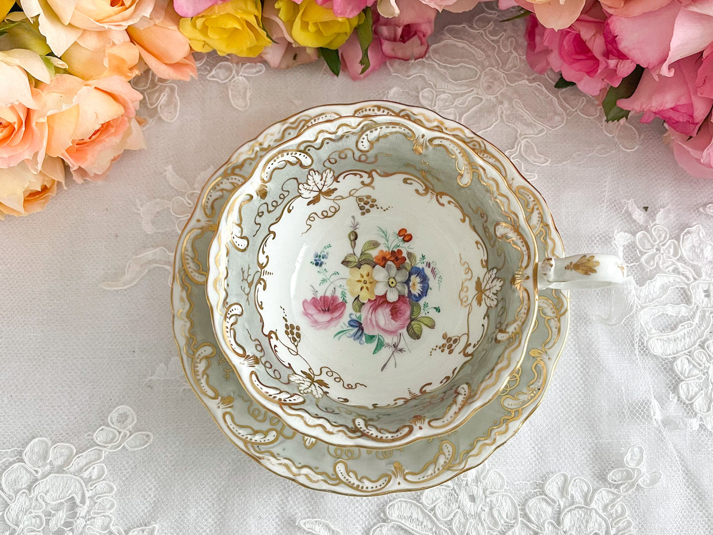 コールポートのロココリバイバルのアンティークカップ。ハンドペイントで描かれた花々が美しいです。Rose Antiquesは厳選した英国アンティーク磁器をご紹介しています。