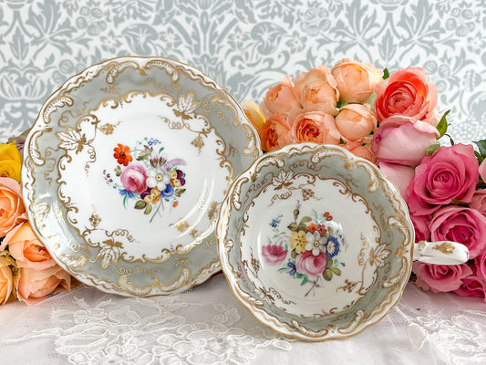 コールポートのロココリバイバルのアンティークカップ。ハンドペイントで描かれた花々が美しいです。Rose Antiquesは厳選した英国アンティーク磁器をご紹介しています。