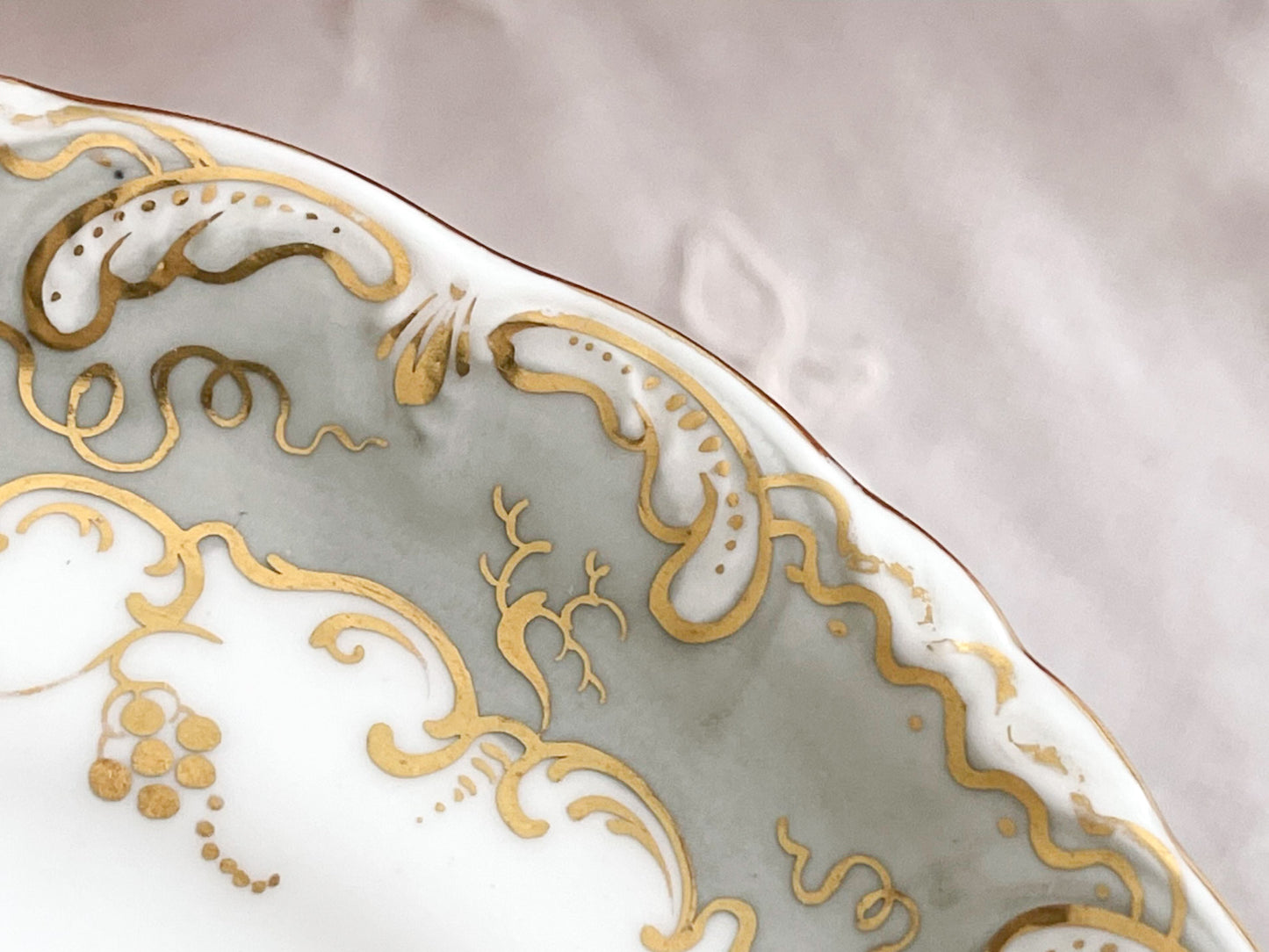 コールポートのロココリバイバルのアンティークカップ。ハンドペイントで描かれた花々が美しいです。Rose Antiquesは厳選した英国アンティーク磁器をご紹介しています。