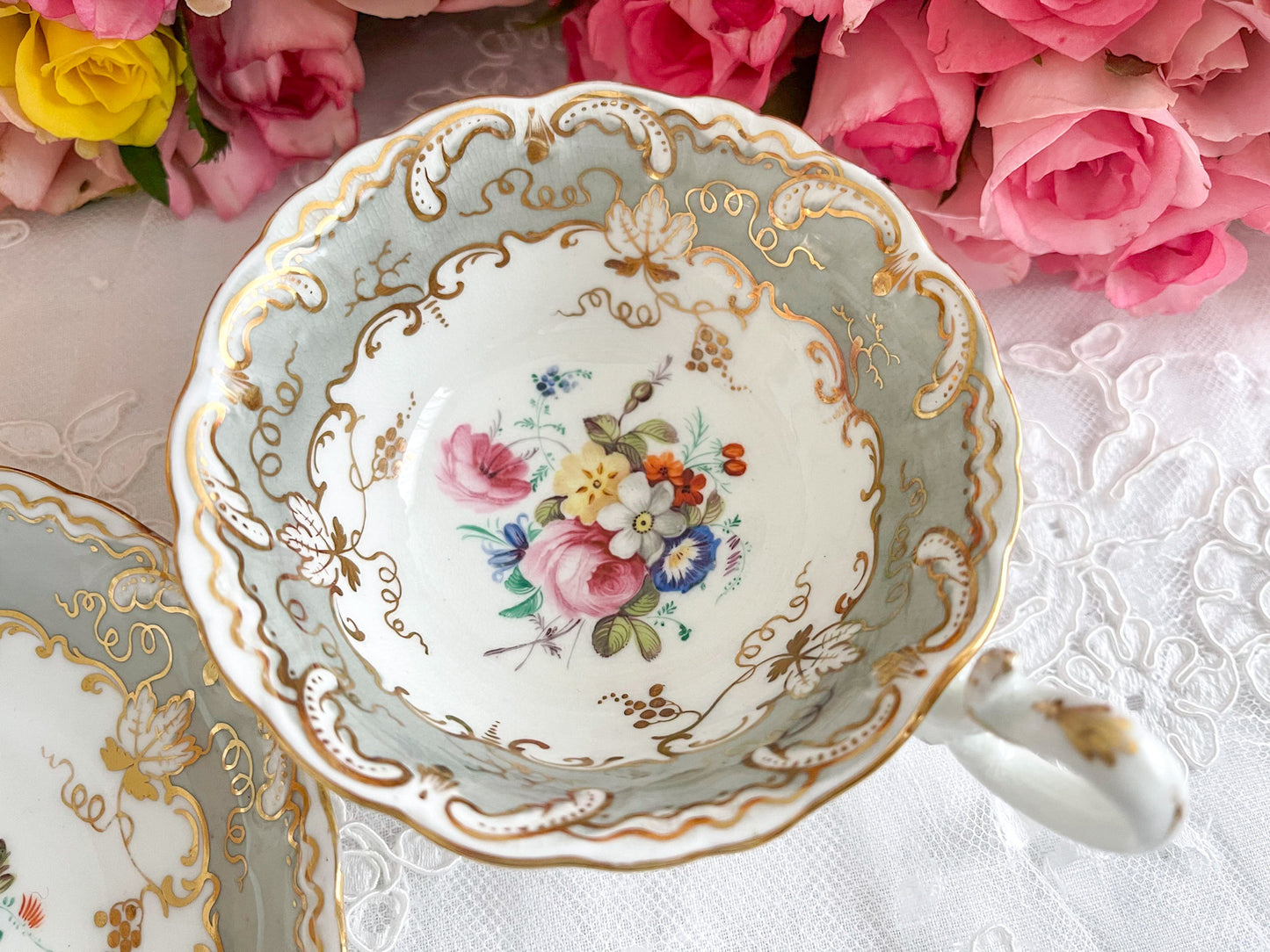 コールポートのロココリバイバルのアンティークカップ。ハンドペイントで描かれた花々が美しいです。Rose Antiquesは厳選した英国アンティーク磁器をご紹介しています。