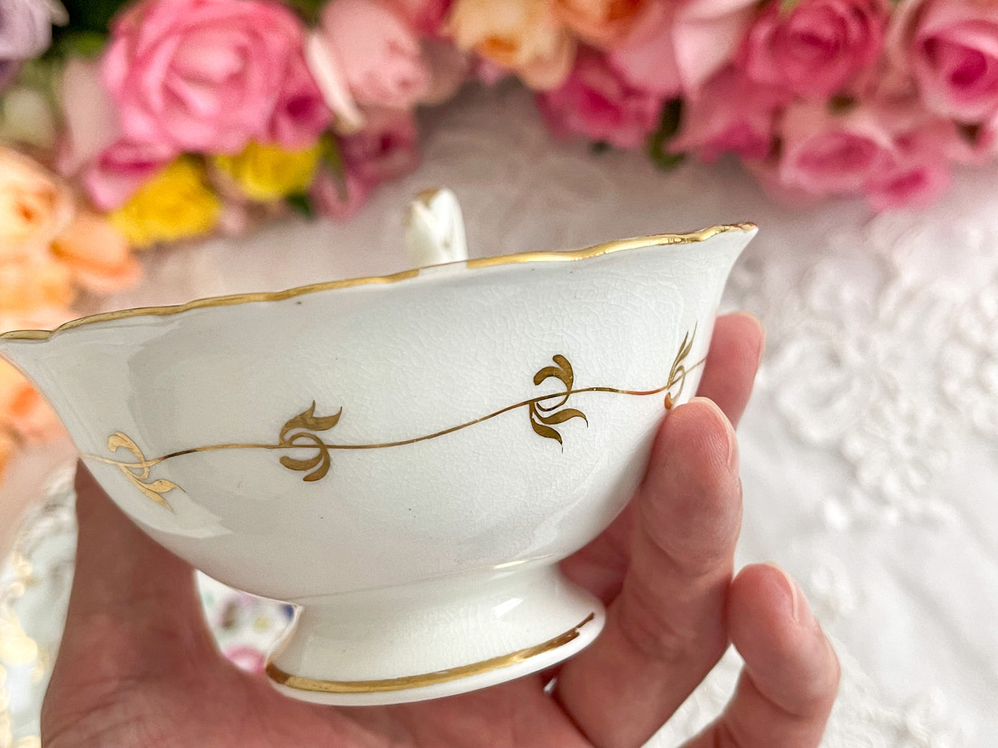 コールポートのロココリバイバルのアンティークカップ。ハンドペイントで描かれた花々が美しいです。Rose Antiquesは厳選した英国アンティーク磁器をご紹介しています。