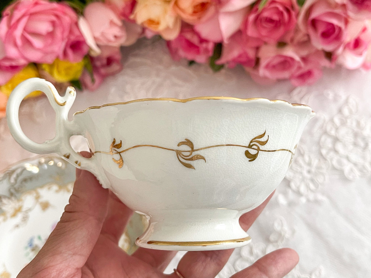 コールポートのロココリバイバルのアンティークカップ。ハンドペイントで描かれた花々が美しいです。Rose Antiquesは厳選した英国アンティーク磁器をご紹介しています。