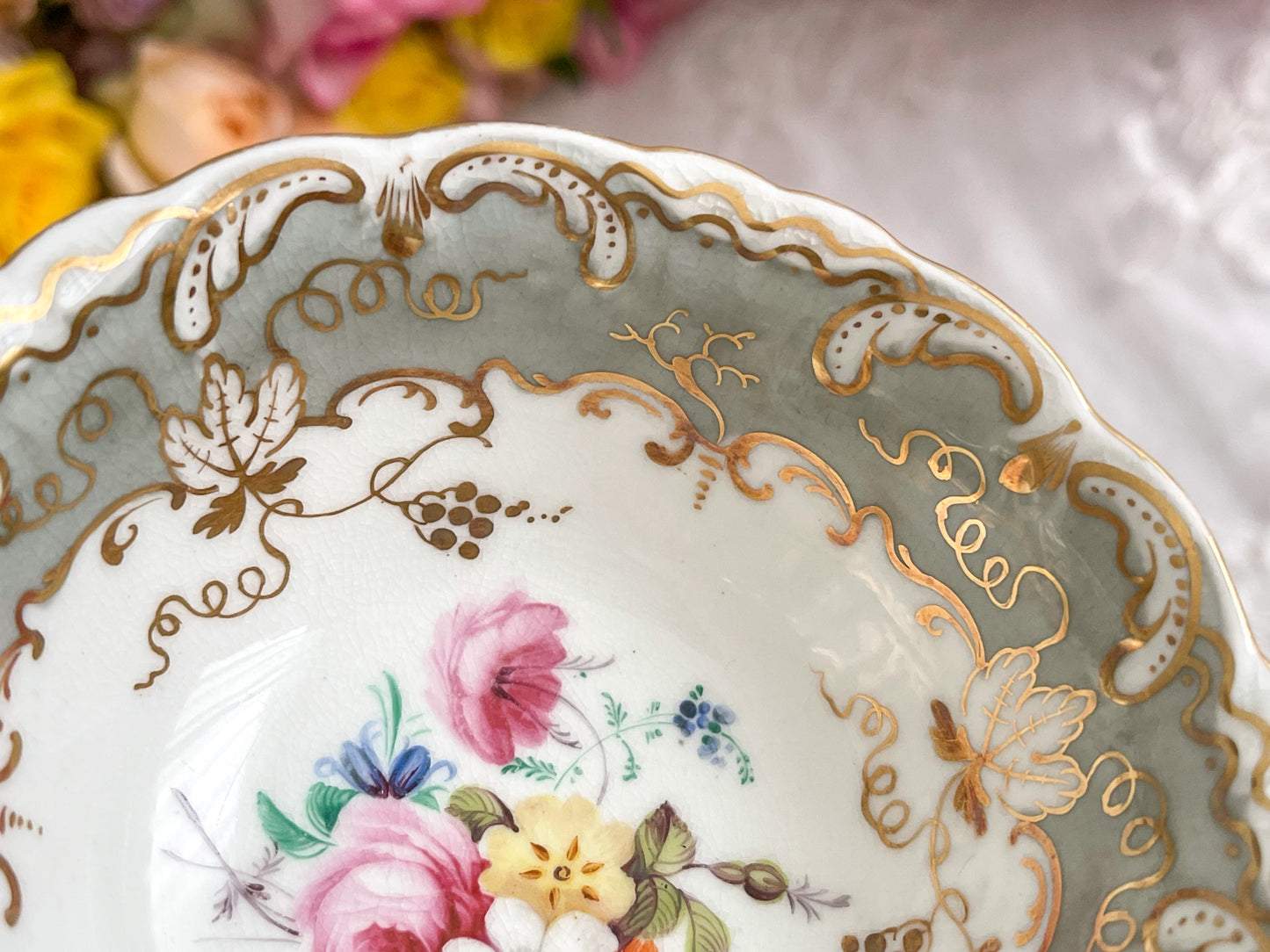 コールポートのロココリバイバルのアンティークカップ。ハンドペイントで描かれた花々が美しいです。Rose Antiquesは厳選した英国アンティーク磁器をご紹介しています。