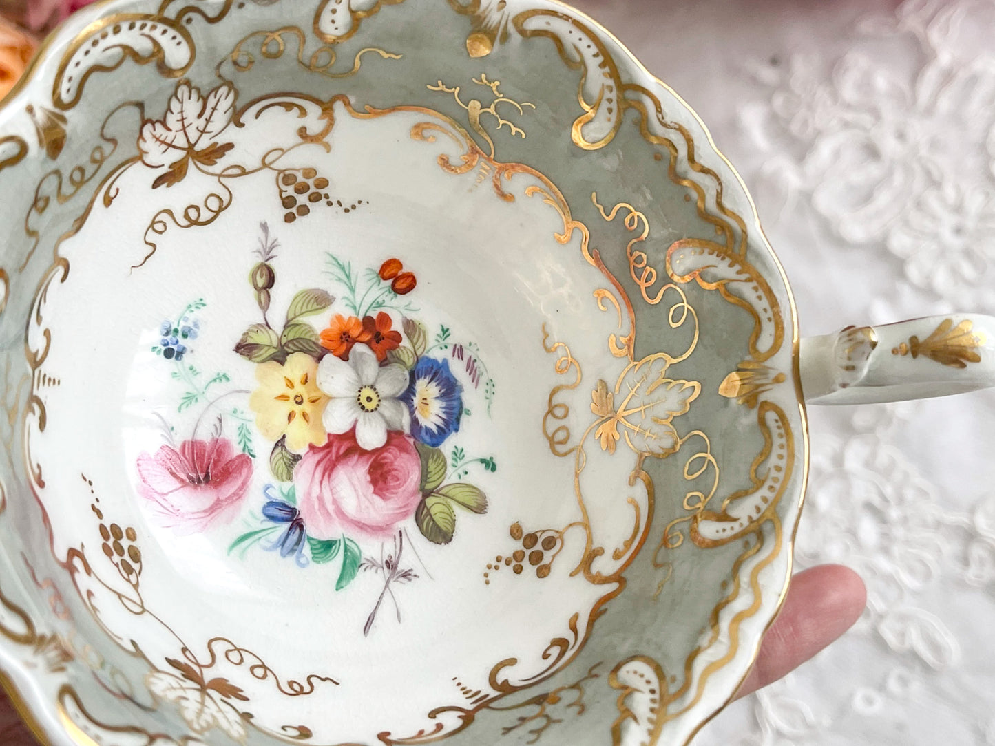 コールポートのロココリバイバルのアンティークカップ。ハンドペイントで描かれた花々が美しいです。Rose Antiquesは厳選した英国アンティーク磁器をご紹介しています。