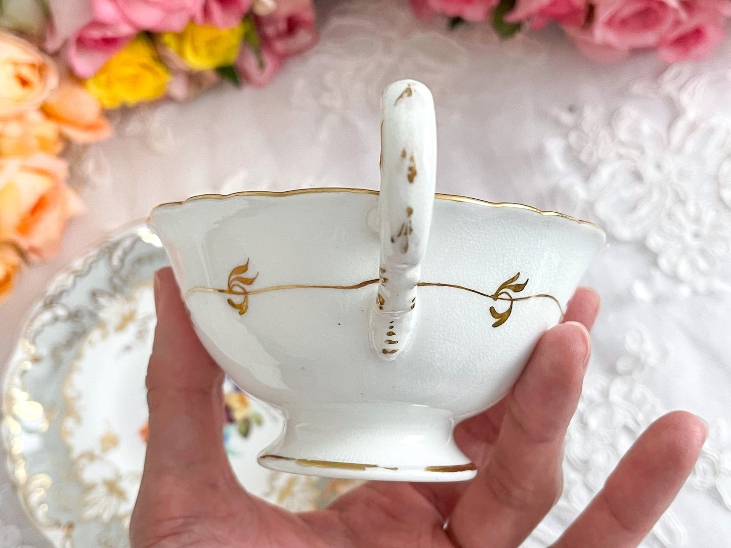 コールポートのロココリバイバルのアンティークカップ。ハンドペイントで描かれた花々が美しいです。Rose Antiquesは厳選した英国アンティーク磁器をご紹介しています。