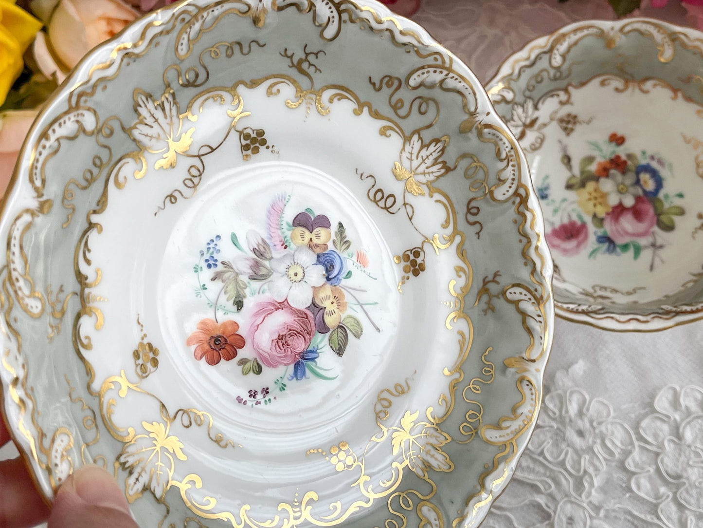 コールポートのロココリバイバルのアンティークカップ。ハンドペイントで描かれた花々が美しいです。Rose Antiquesは厳選した英国アンティーク磁器をご紹介しています。