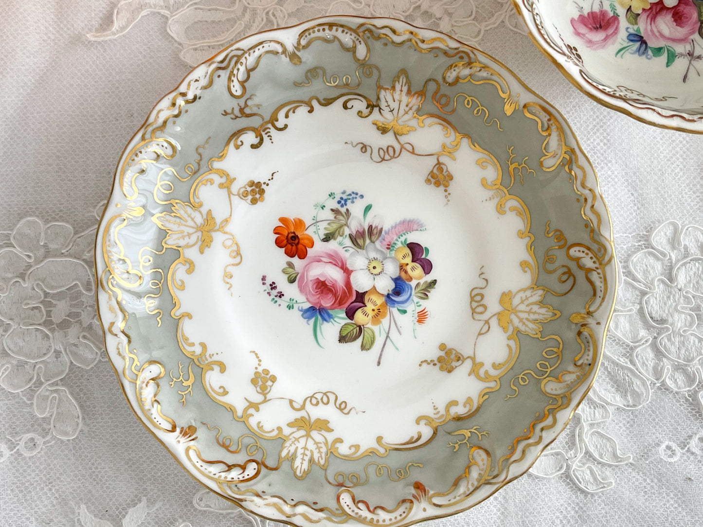 コールポートのロココリバイバルのアンティークカップ。ハンドペイントで描かれた花々が美しいです。Rose Antiquesは厳選した英国アンティーク磁器をご紹介しています。